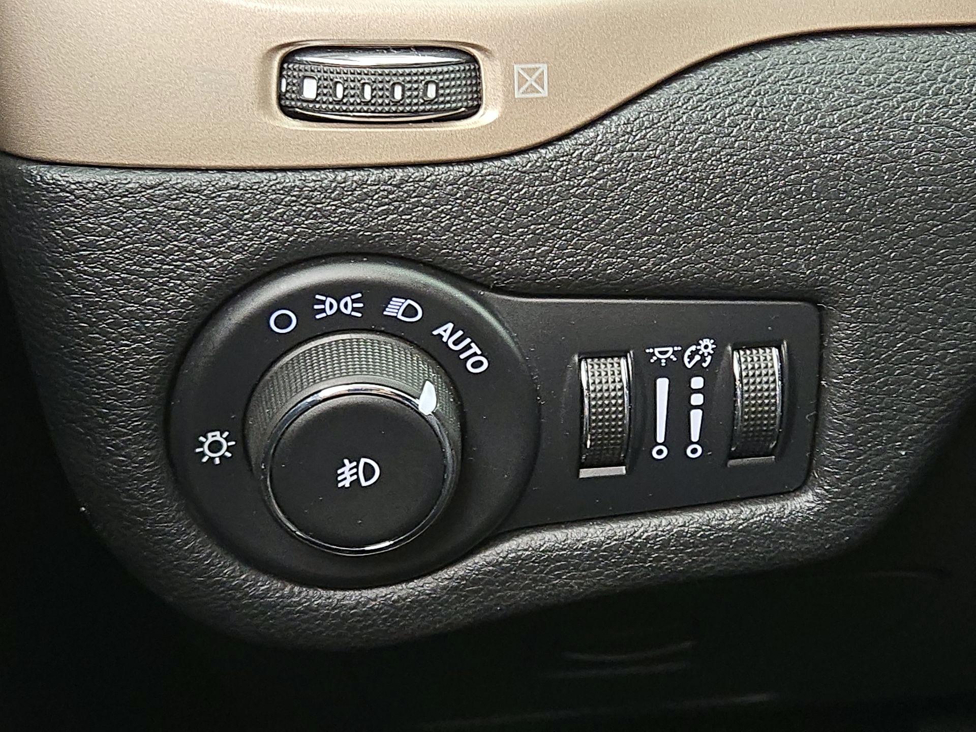 Thumbnail: 2016 Jeep Cherokee - 13