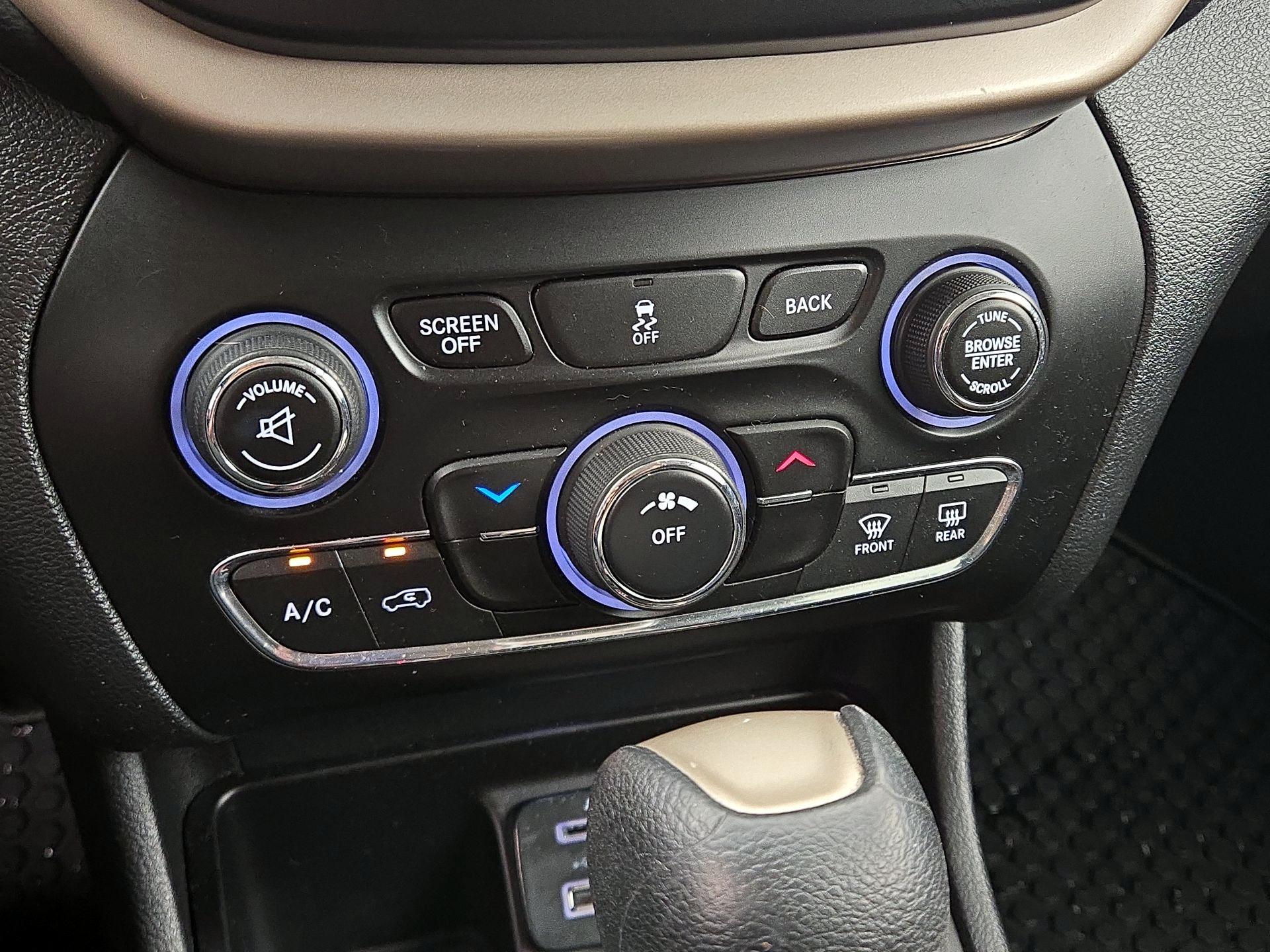 Thumbnail: 2016 Jeep Cherokee - 16