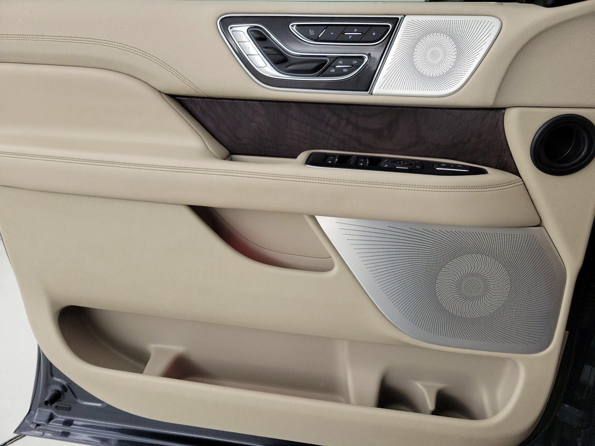 Thumbnail: 2021 Lincoln Navigator L - 12