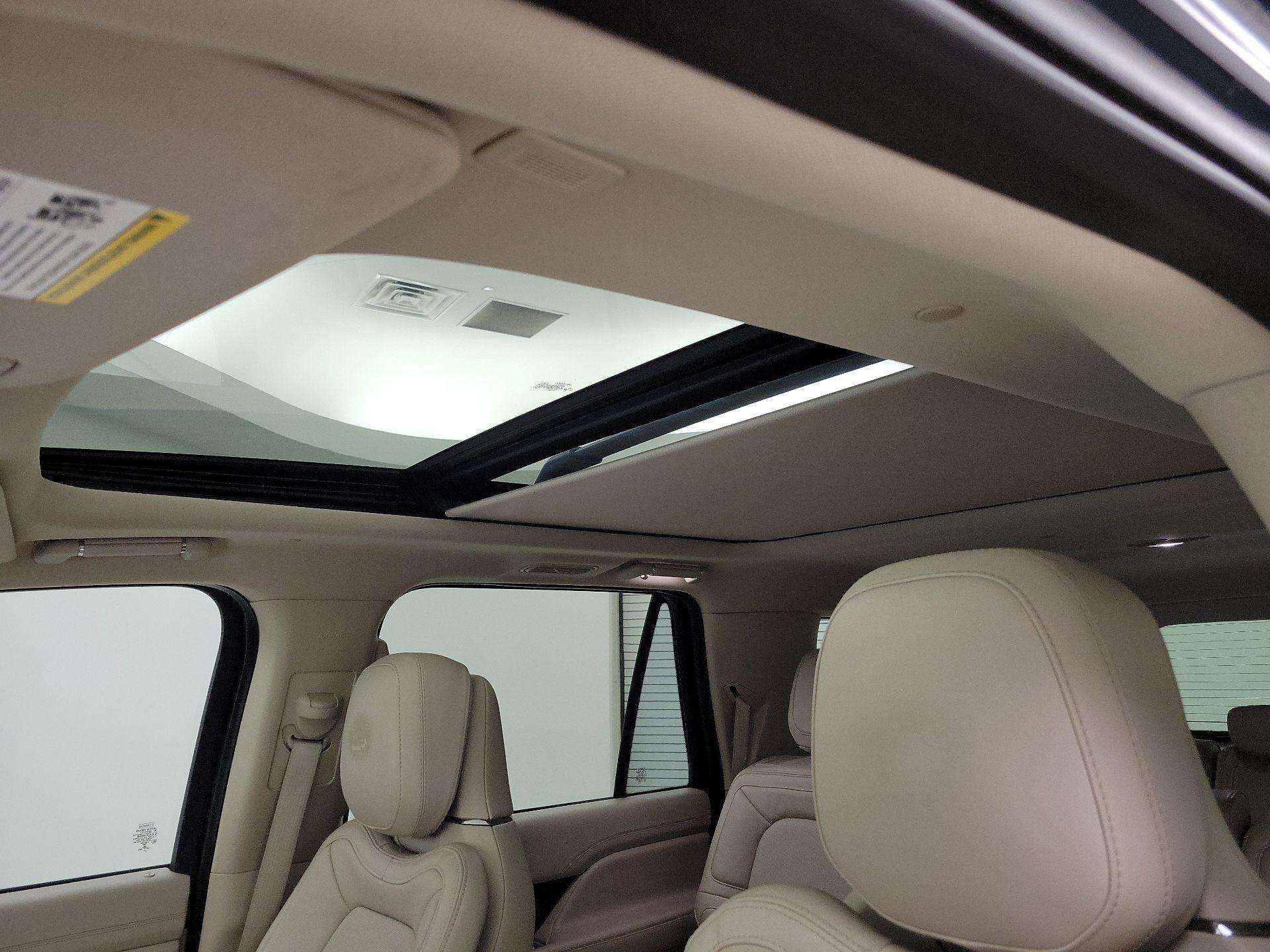 Thumbnail: 2021 Lincoln Navigator L - 18