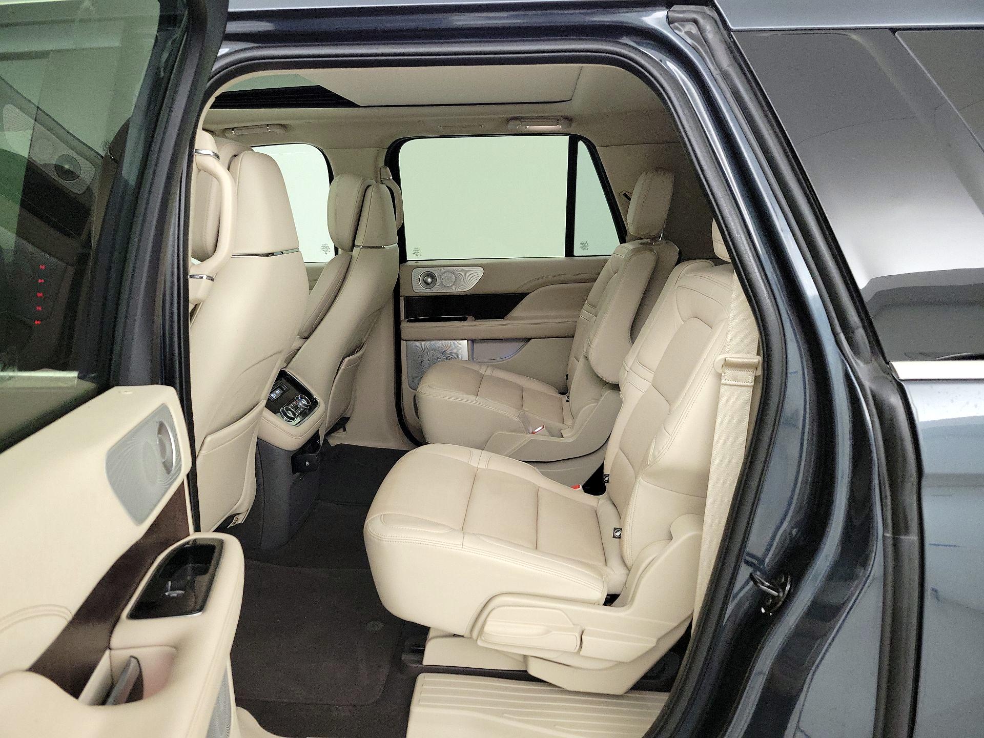 Thumbnail: 2021 Lincoln Navigator L - 19