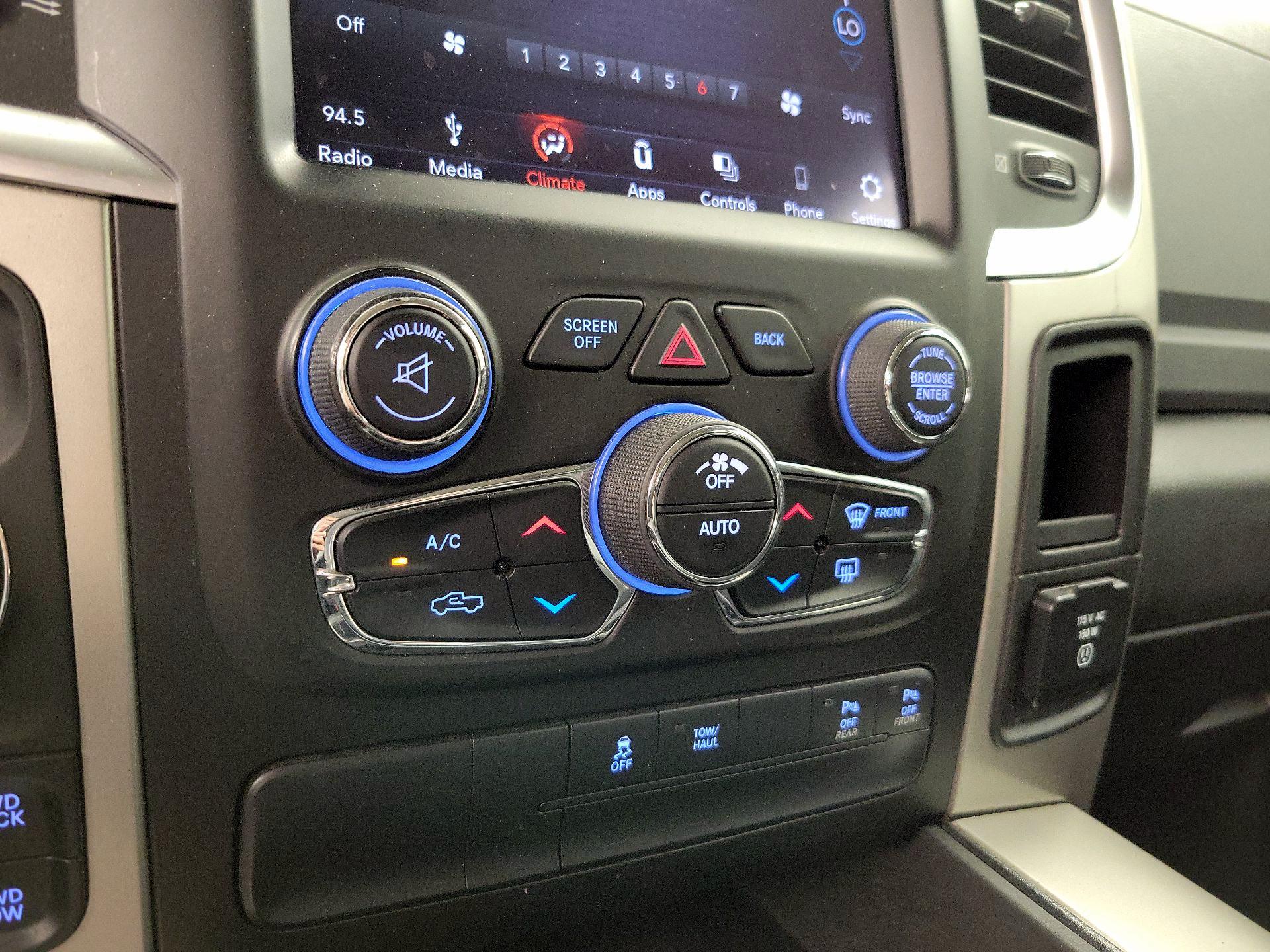 Thumbnail: 2019 RAM 1500 Classic - 16