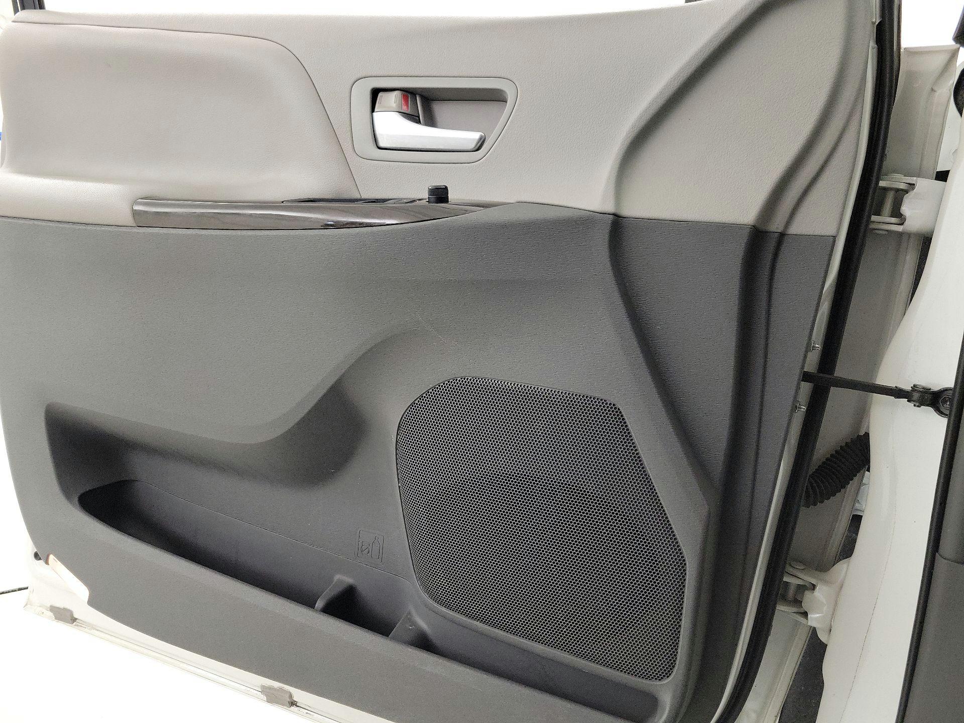Thumbnail: 2015 Toyota Sienna - 12