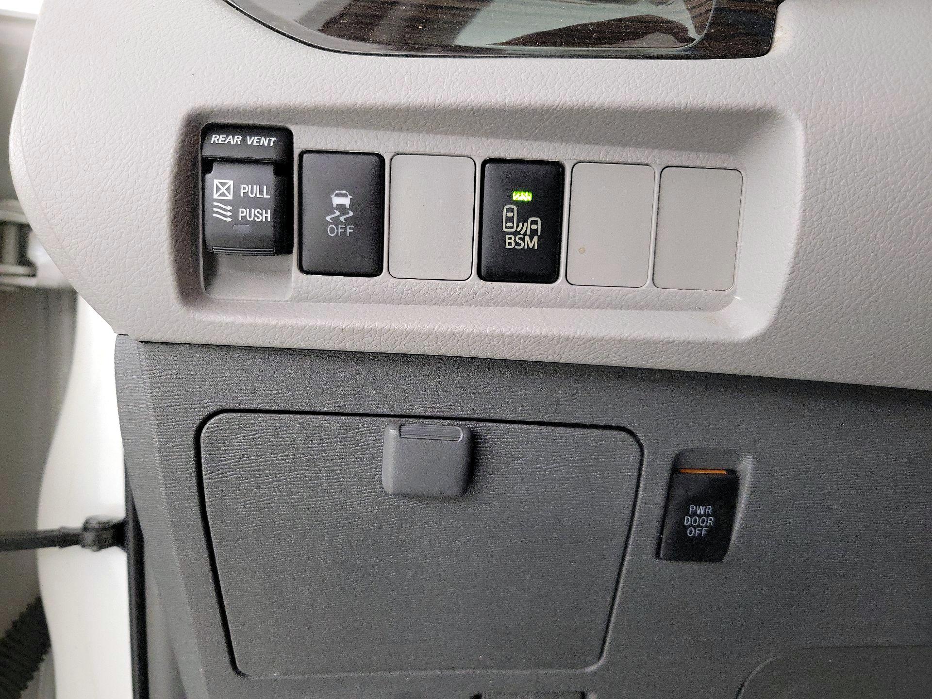 Thumbnail: 2015 Toyota Sienna - 13