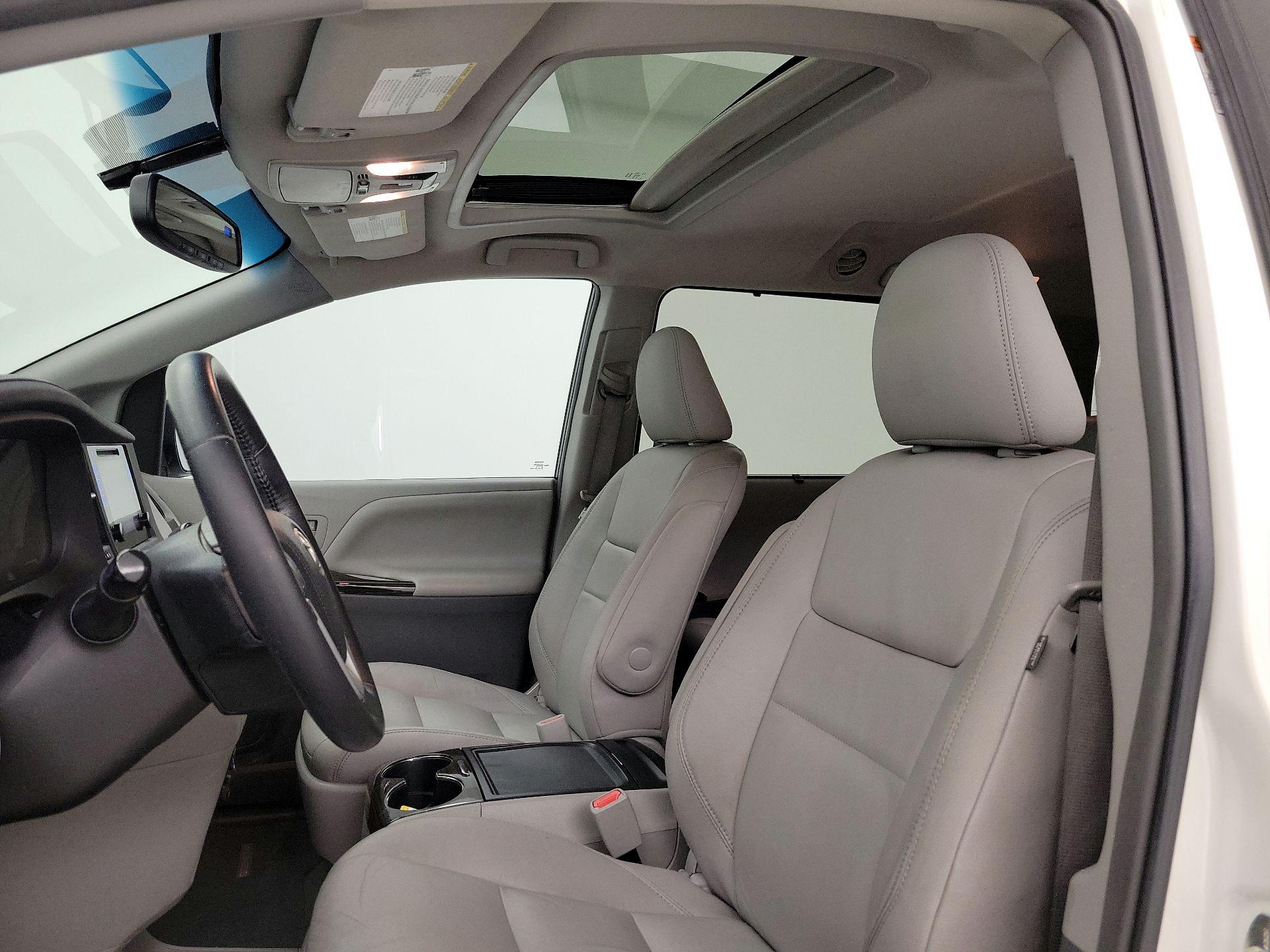 Thumbnail: 2015 Toyota Sienna - 18