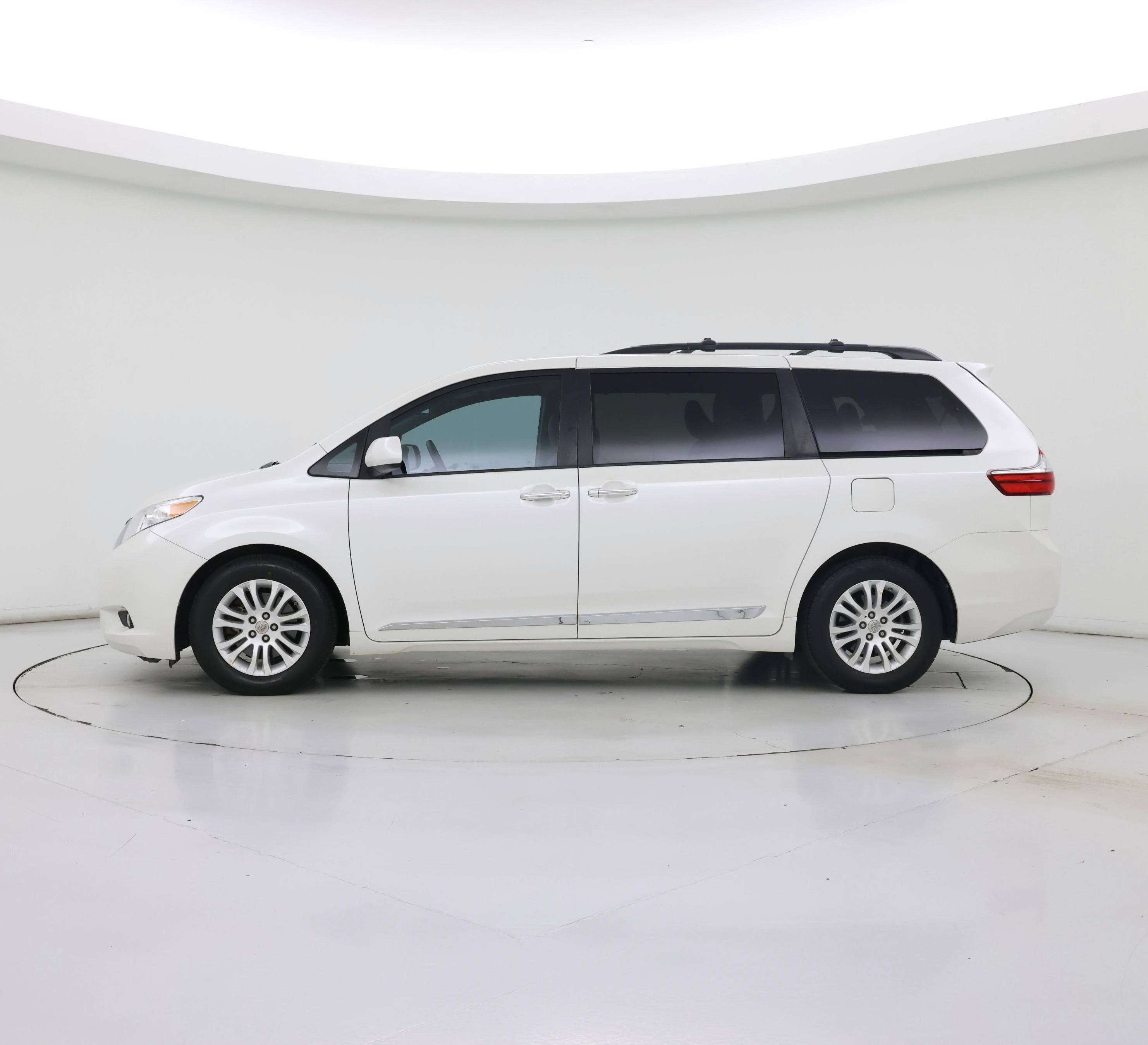 Thumbnail: 2015 Toyota Sienna - 3