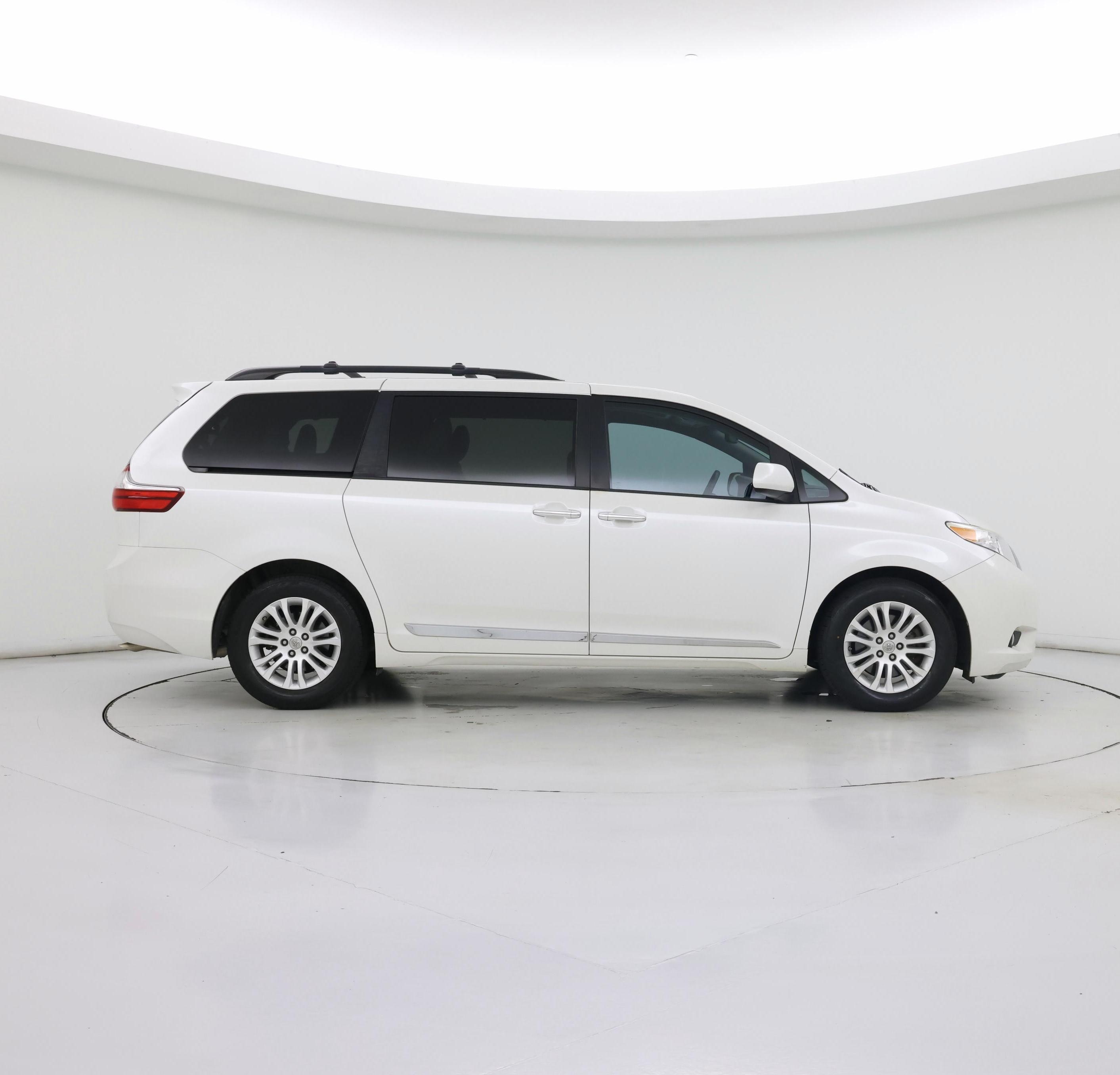 Thumbnail: 2015 Toyota Sienna - 7