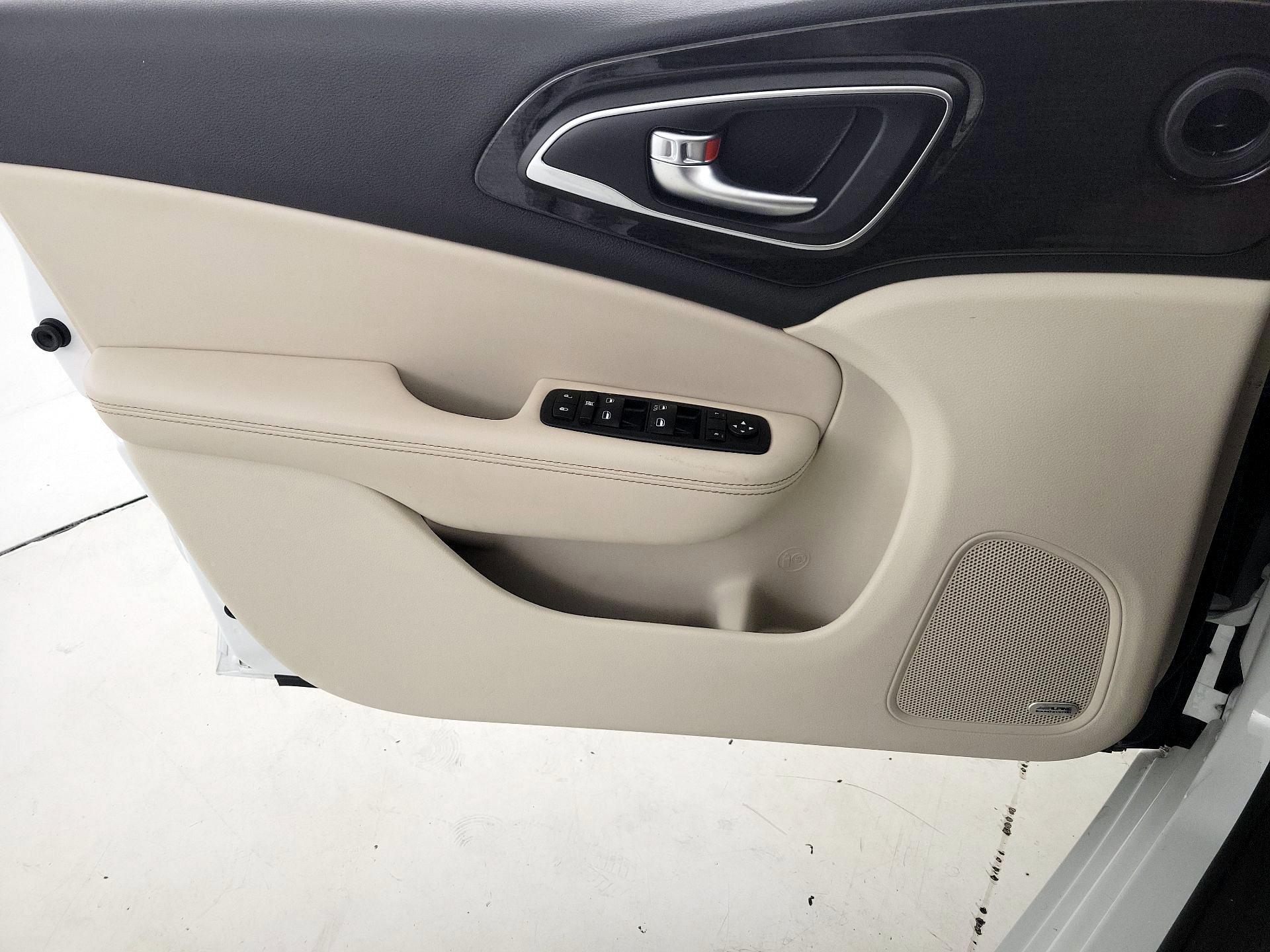 Thumbnail: 2016 Chrysler 200 - 12