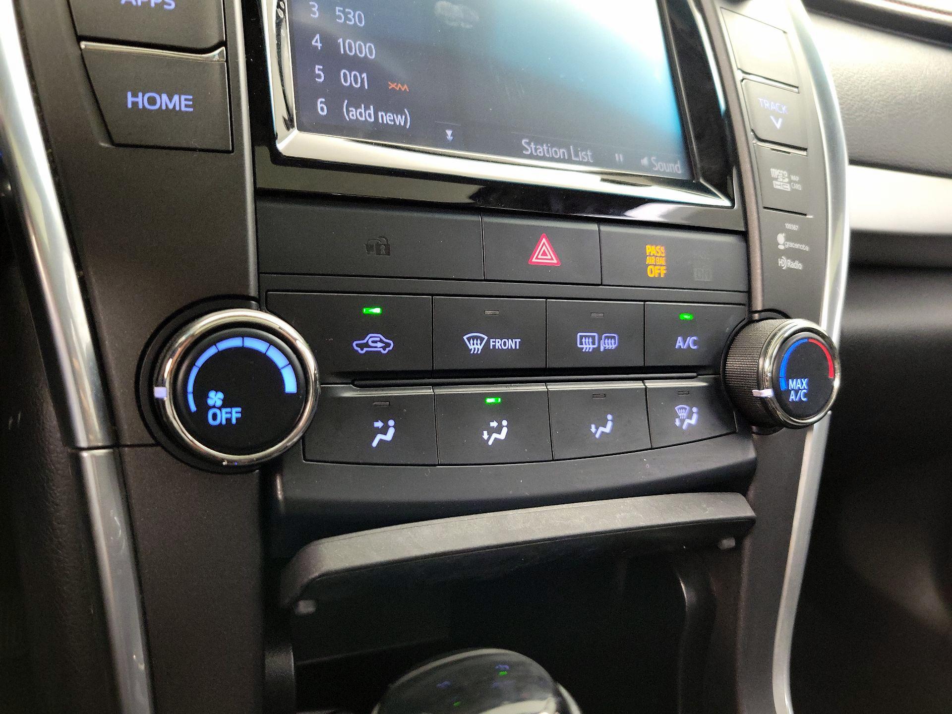 Thumbnail: 2015 Toyota Camry - 16