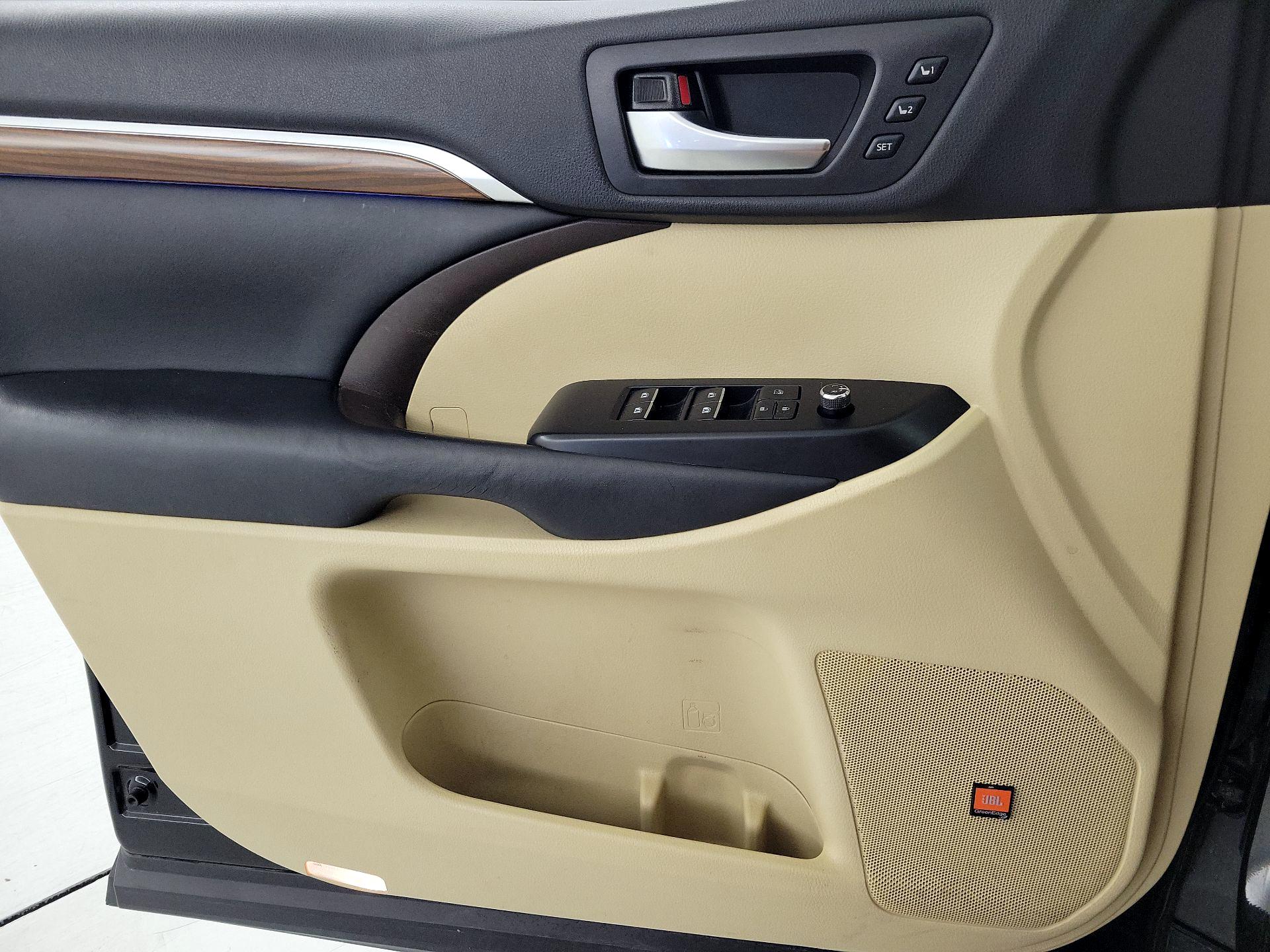 Thumbnail: 2019 Toyota Highlander - 12