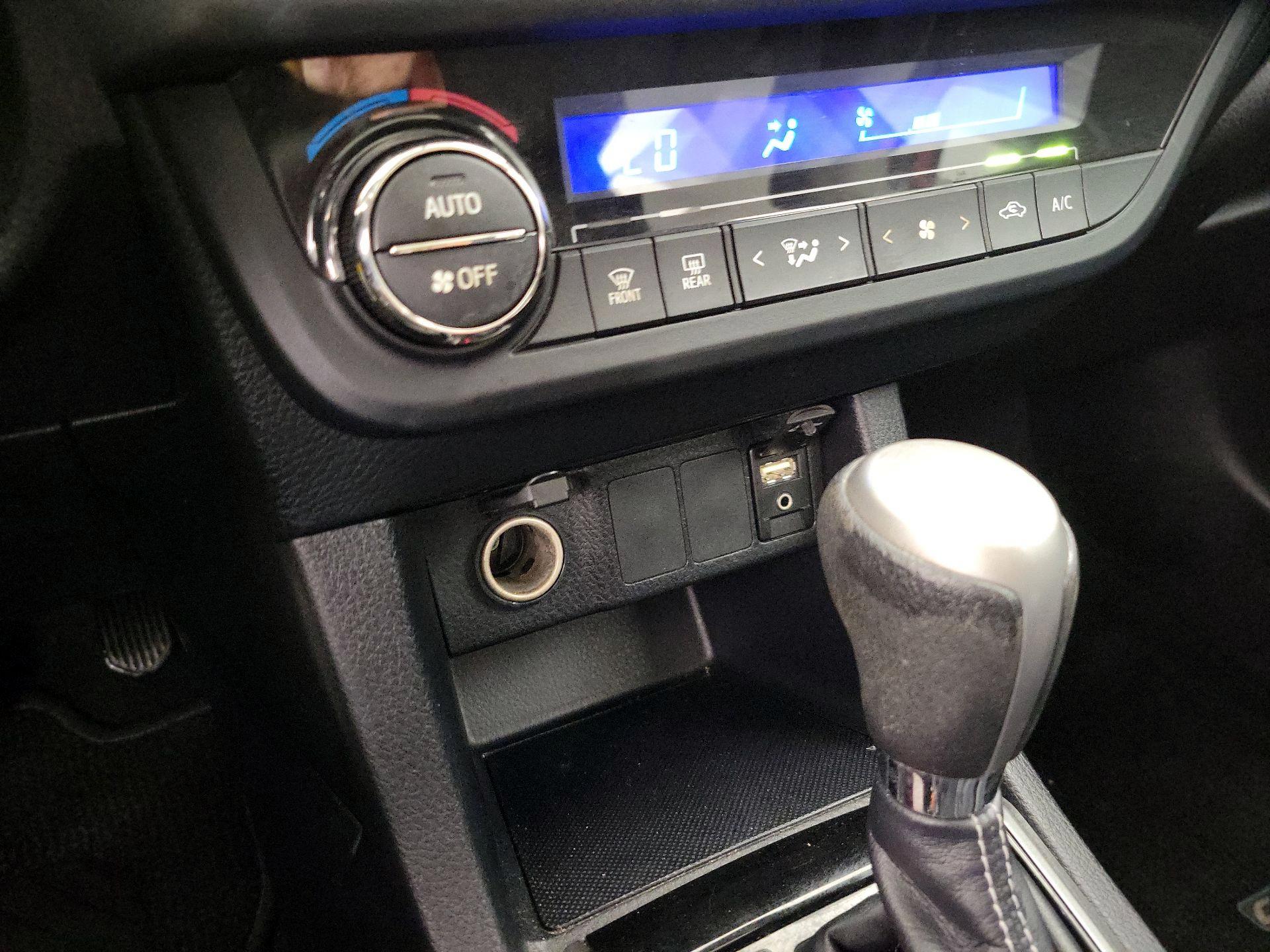 Thumbnail: 2014 Toyota Corolla - 16