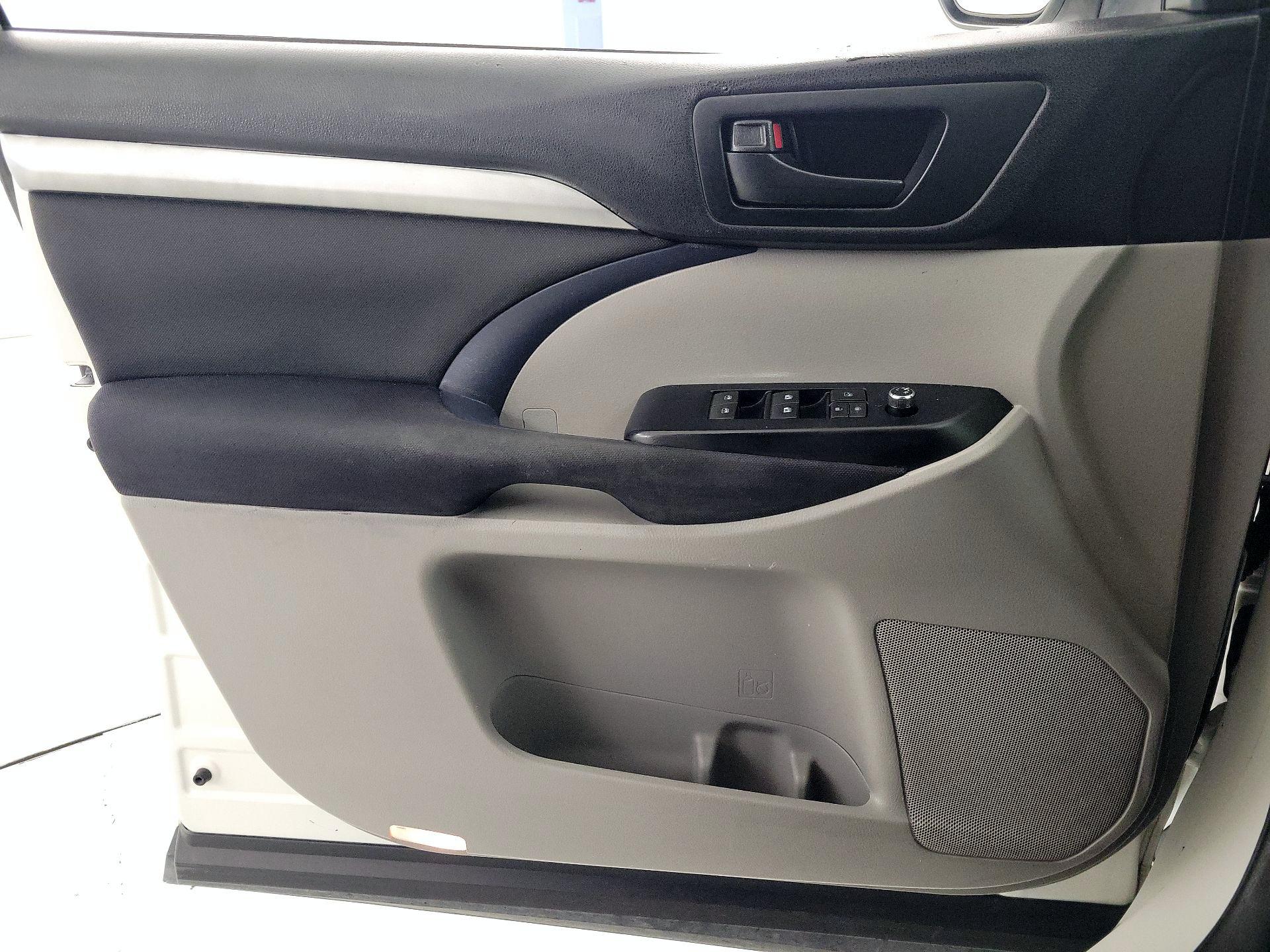 Thumbnail: 2016 Toyota Highlander - 12