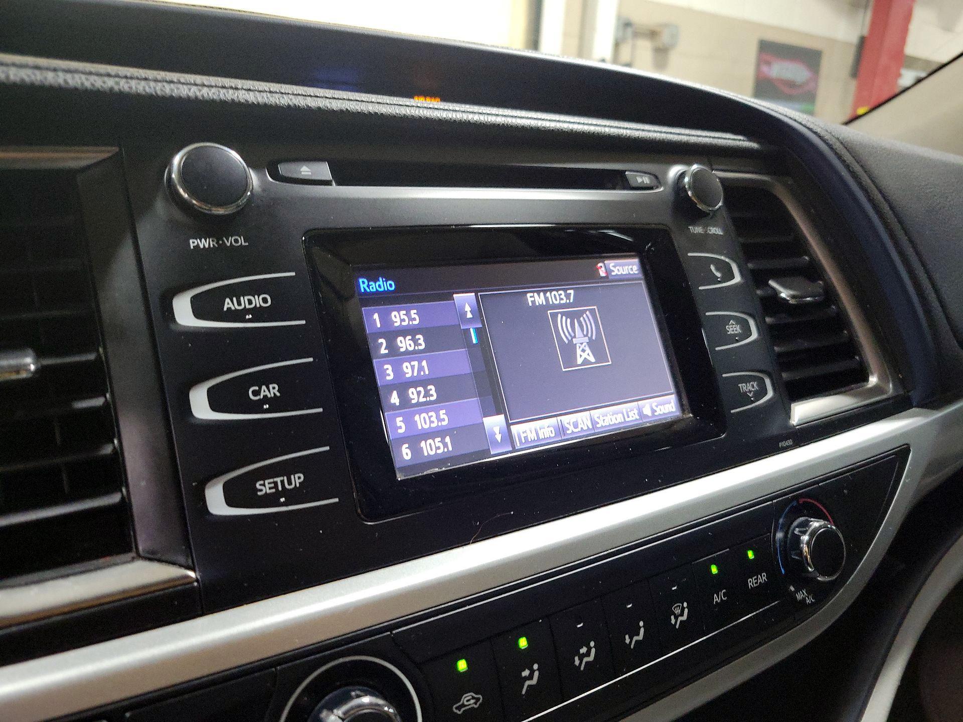 Thumbnail: 2016 Toyota Highlander - 15