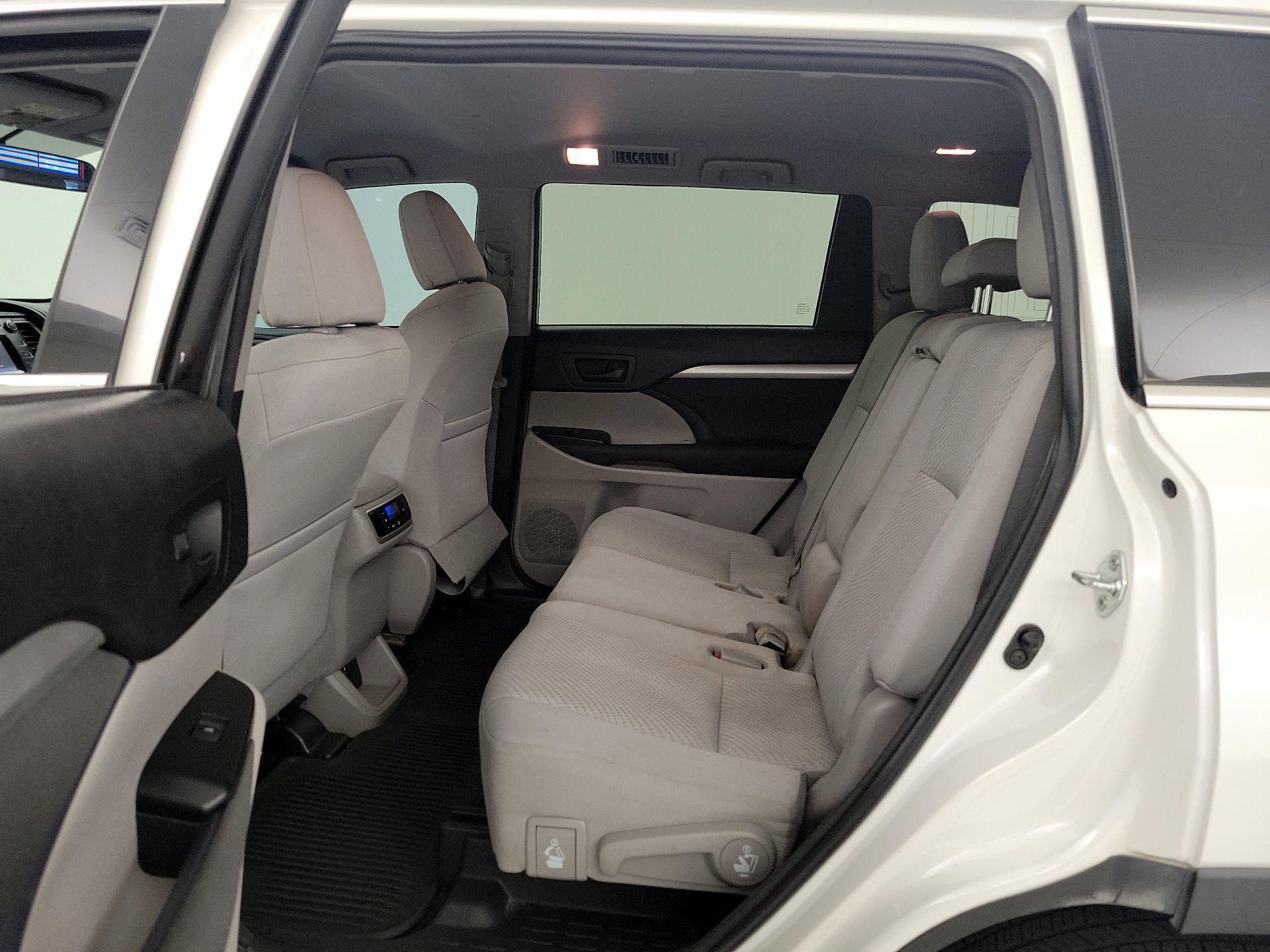 Thumbnail: 2016 Toyota Highlander - 18