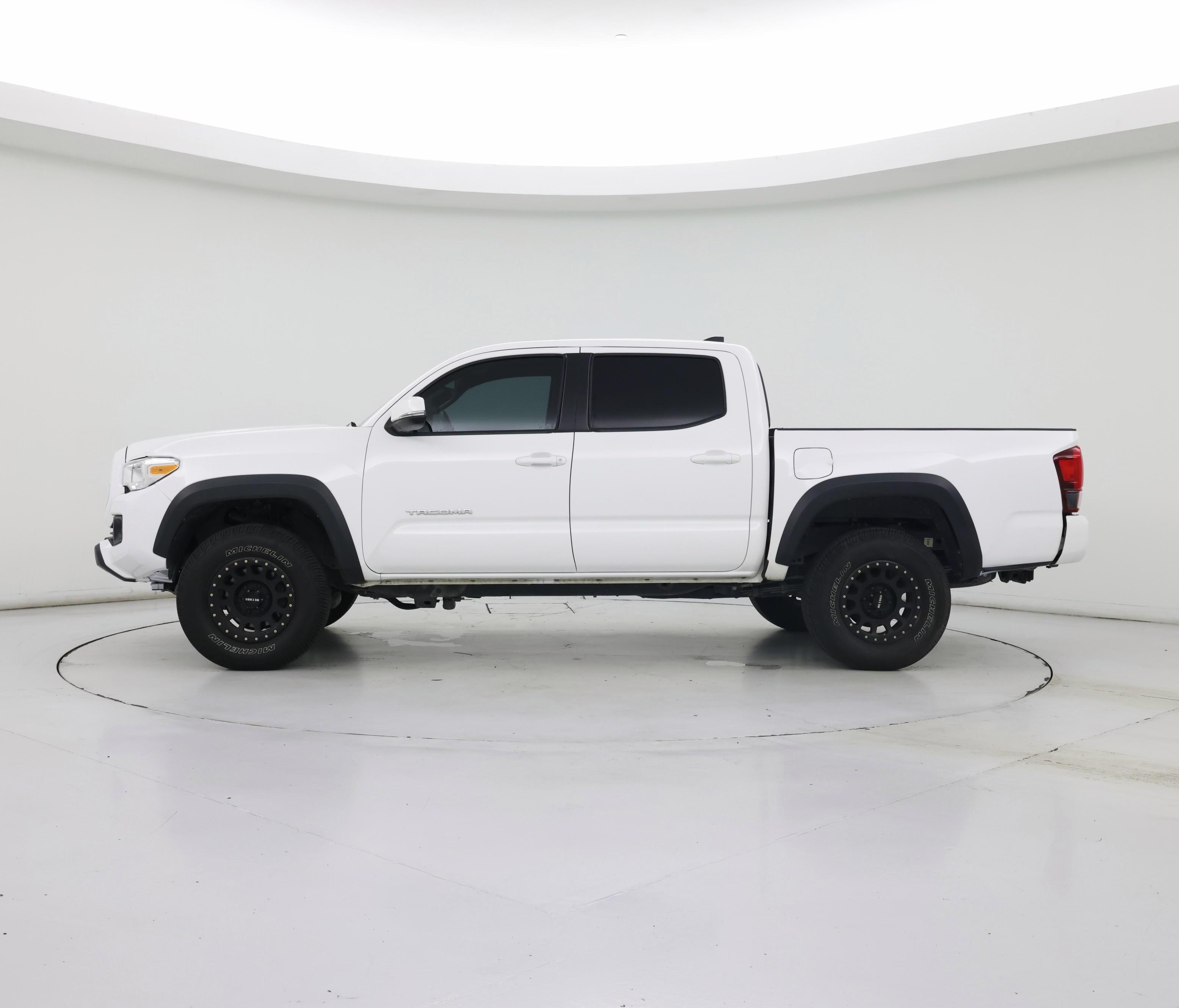 Thumbnail: 2019 Toyota Tacoma - 3
