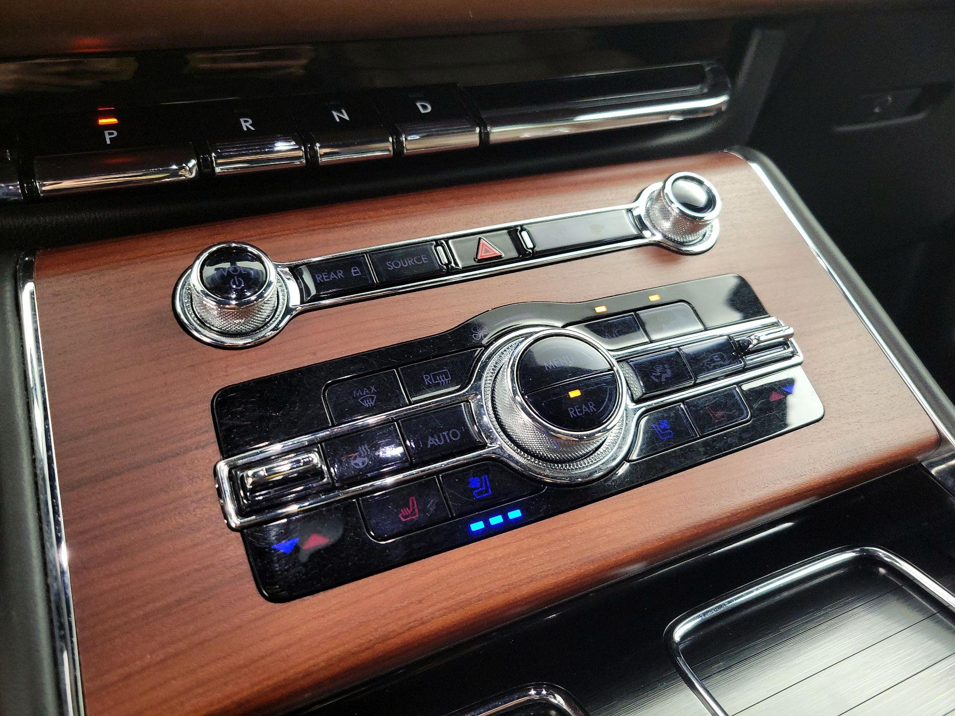 Thumbnail: 2022 Lincoln Aviator - 16
