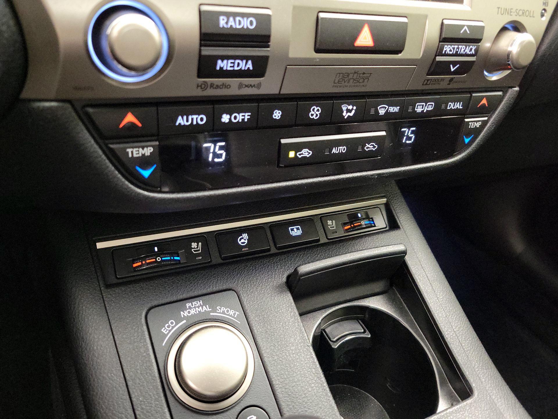 Thumbnail: 2015 Lexus ES - 17