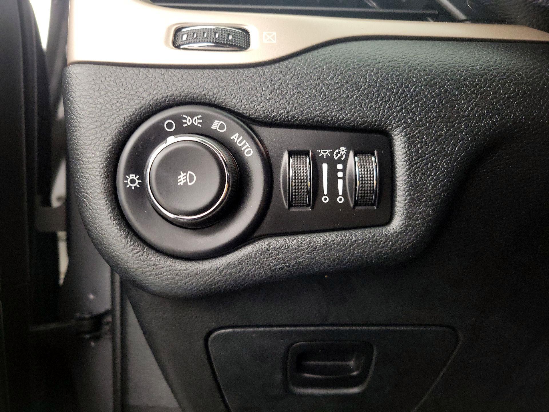 Thumbnail: 2016 Jeep Cherokee - 13