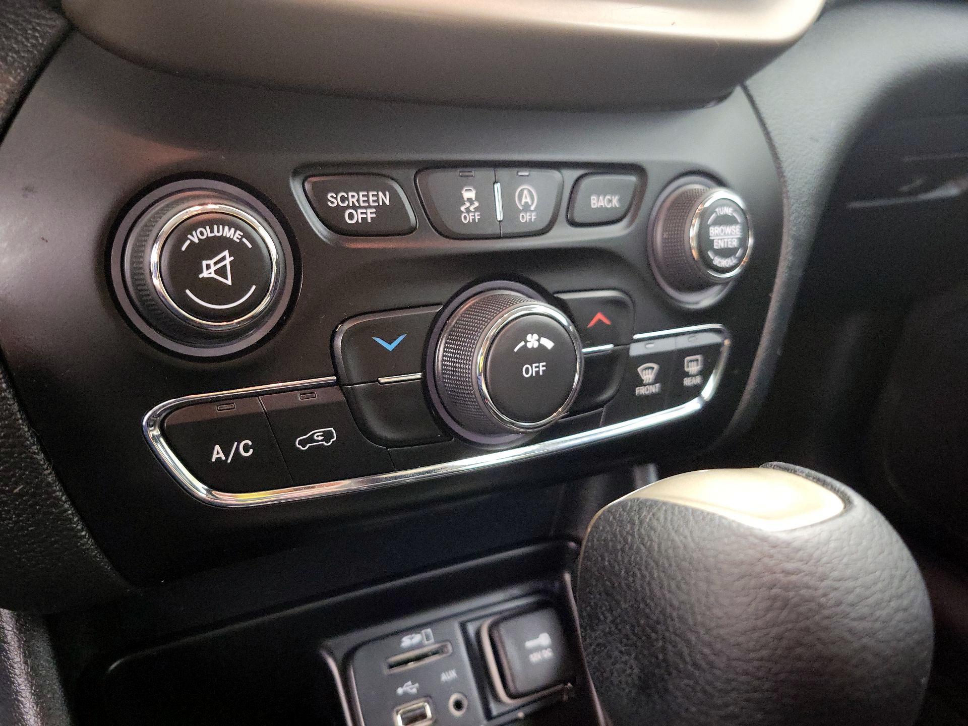 Thumbnail: 2016 Jeep Cherokee - 16