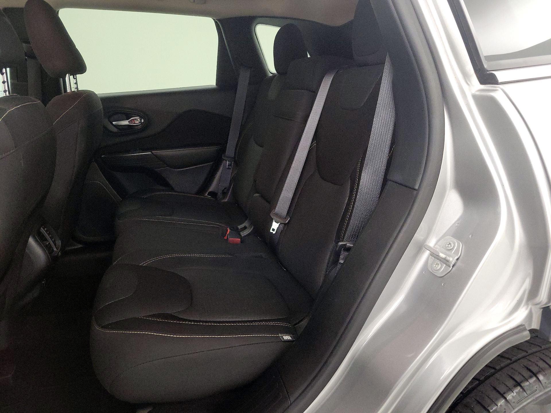 Thumbnail: 2016 Jeep Cherokee - 19