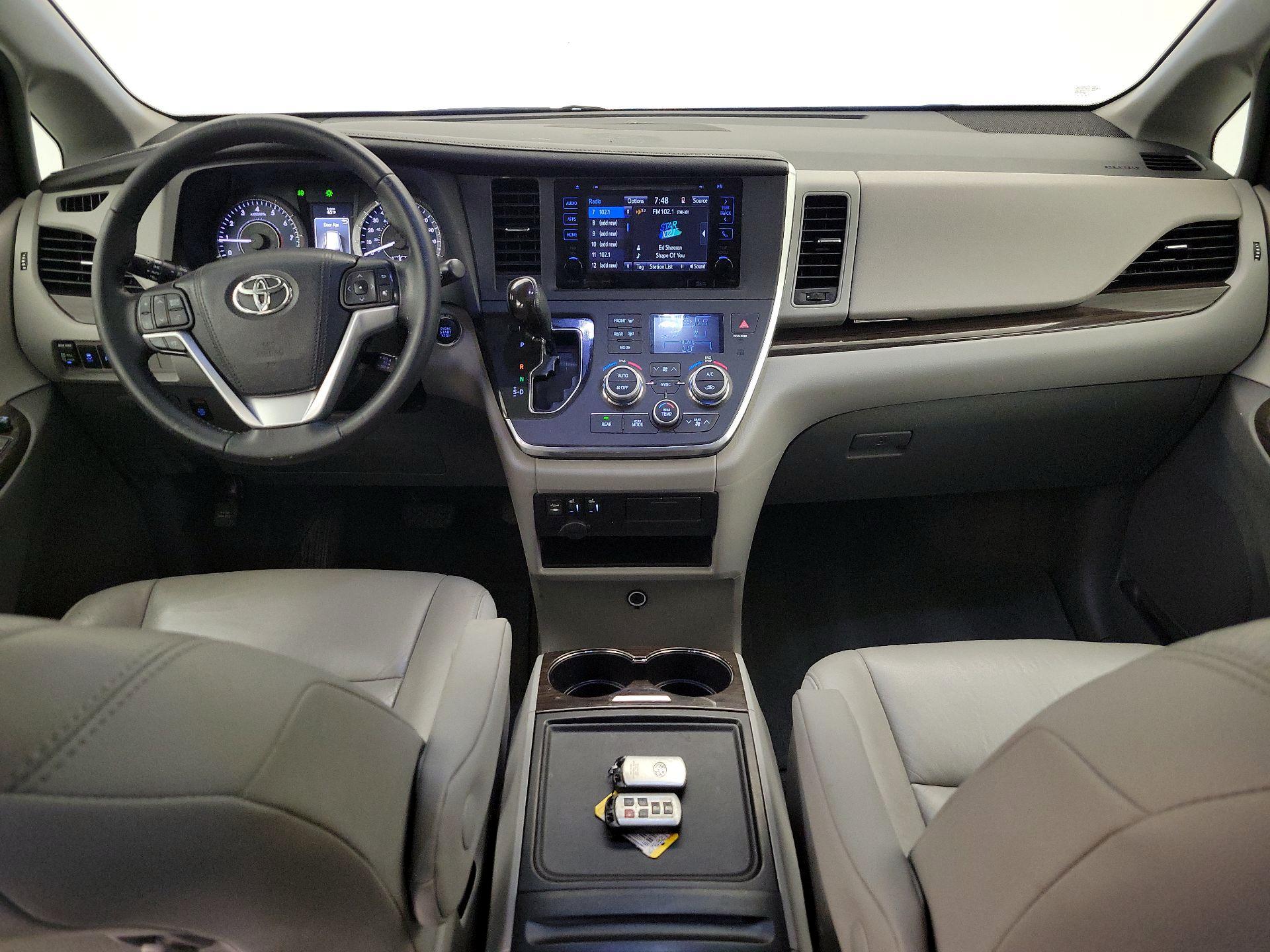Thumbnail: 2016 Toyota Sienna - 9