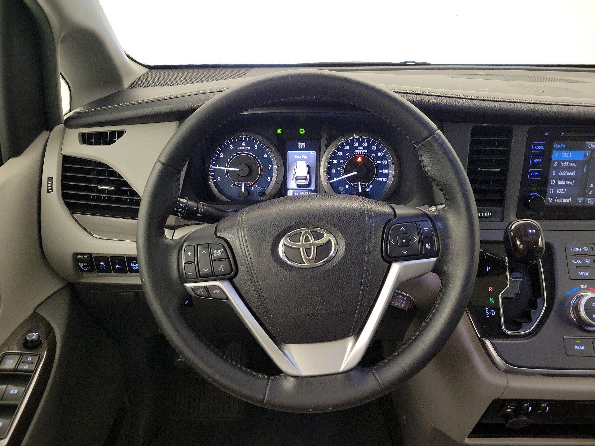 Thumbnail: 2016 Toyota Sienna - 10