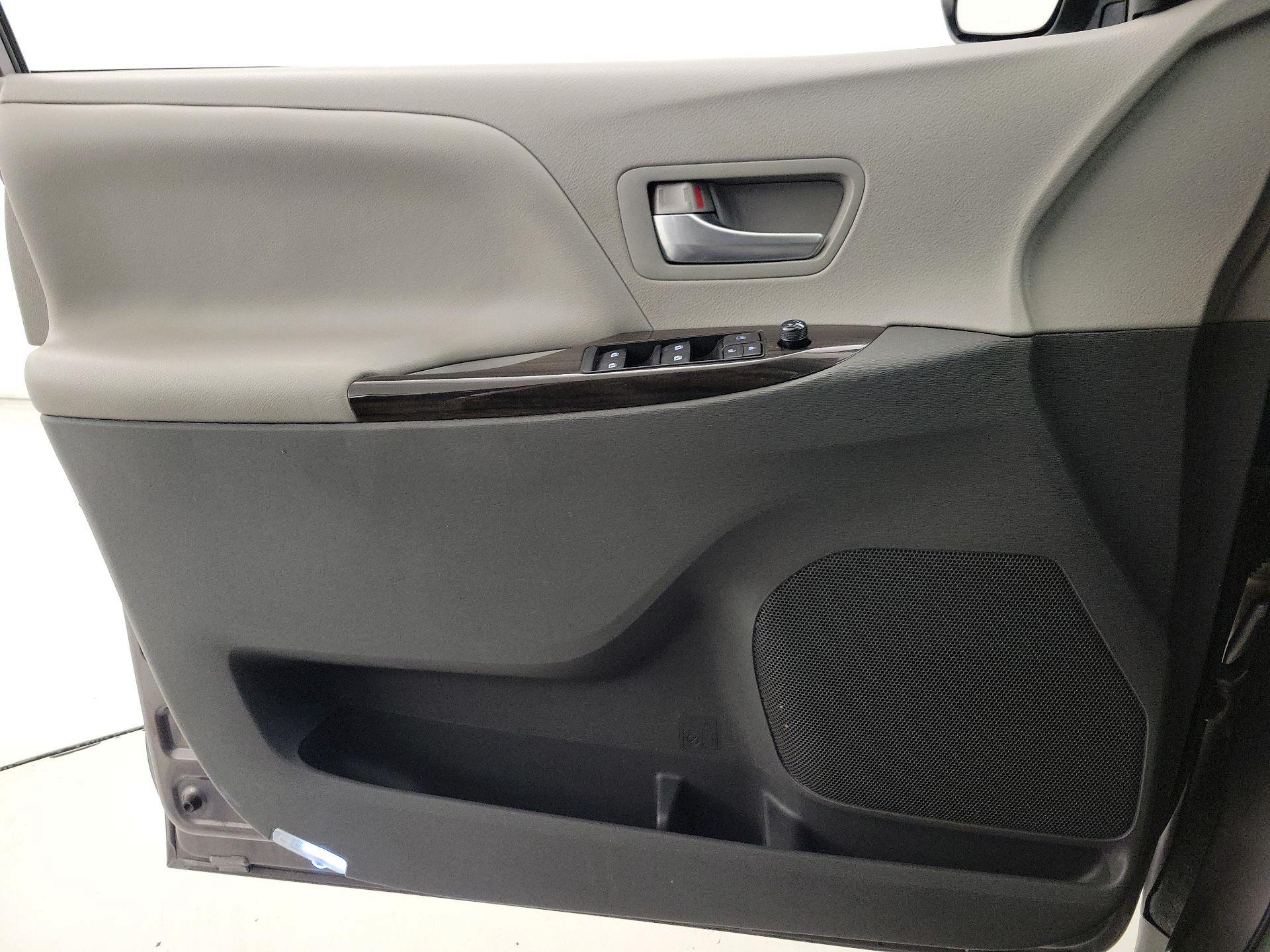 Thumbnail: 2016 Toyota Sienna - 12