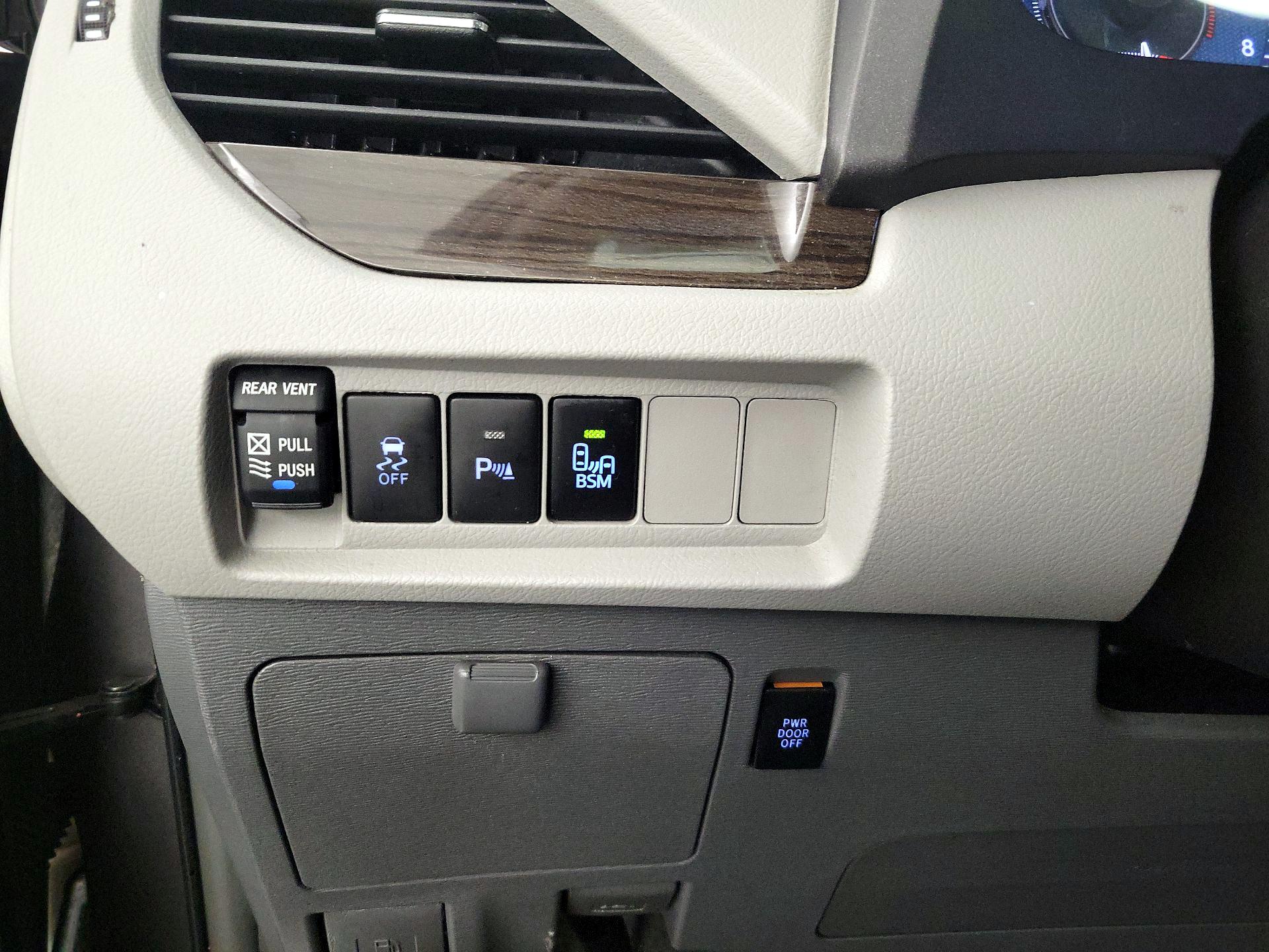 Thumbnail: 2016 Toyota Sienna - 13