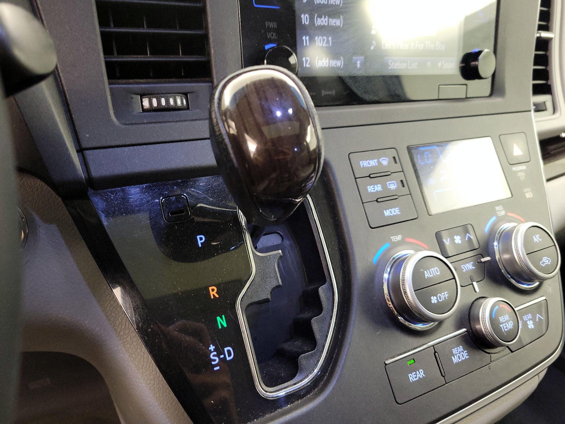 Thumbnail: 2016 Toyota Sienna - 17