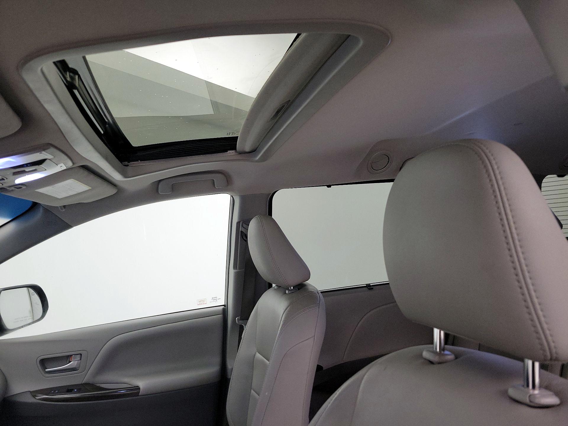 Thumbnail: 2016 Toyota Sienna - 18