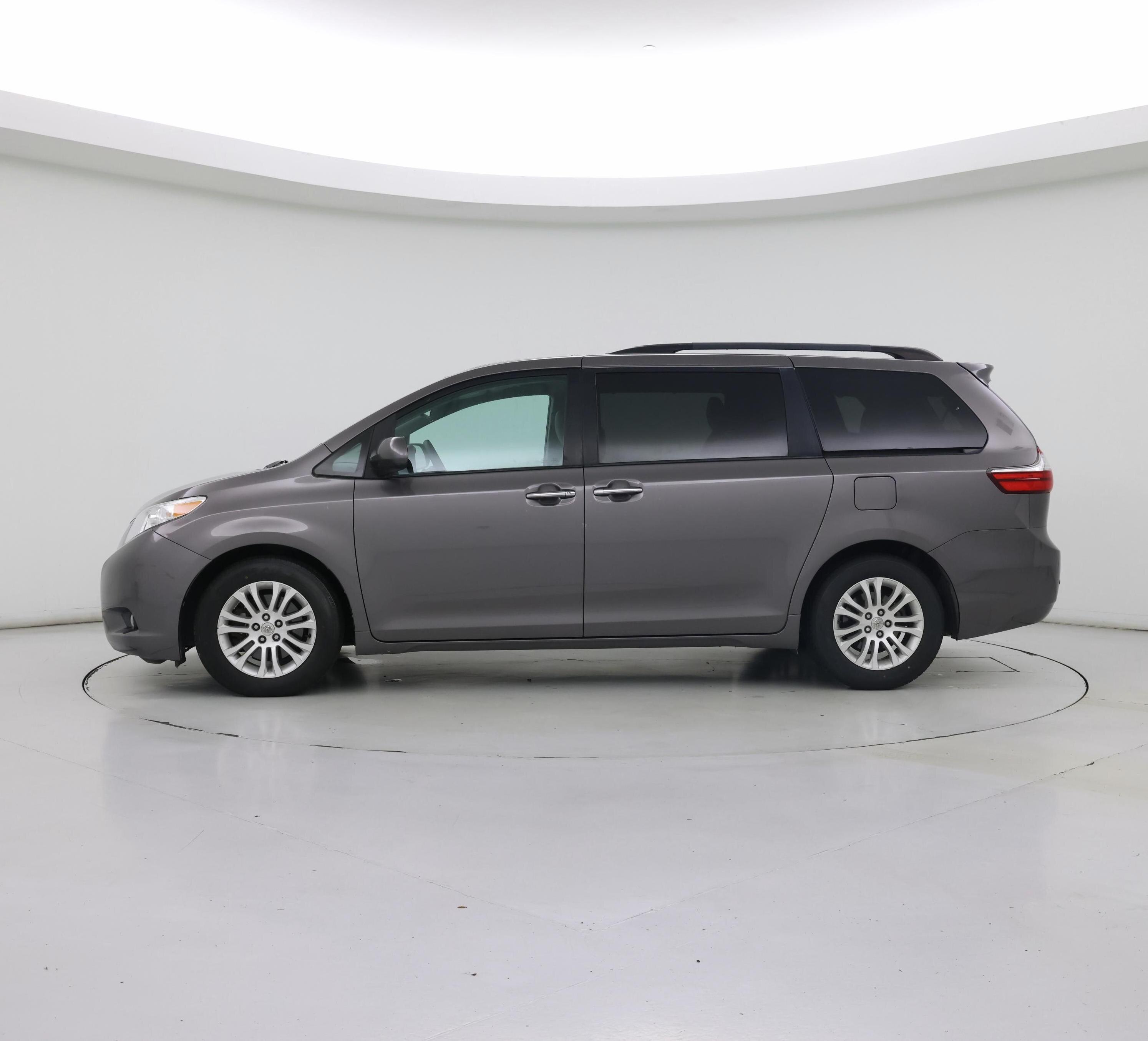 Thumbnail: 2016 Toyota Sienna - 3