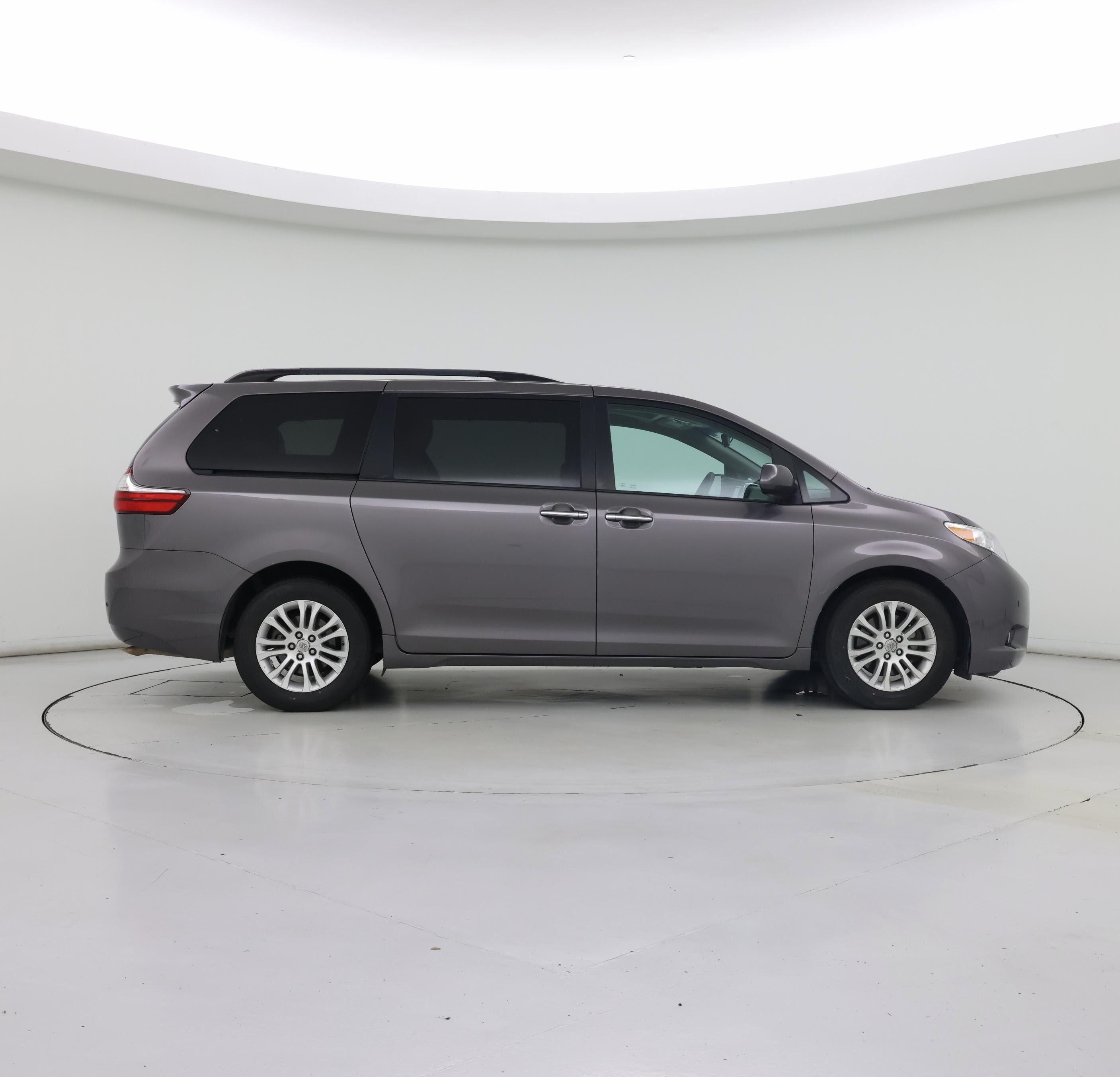 Thumbnail: 2016 Toyota Sienna - 7