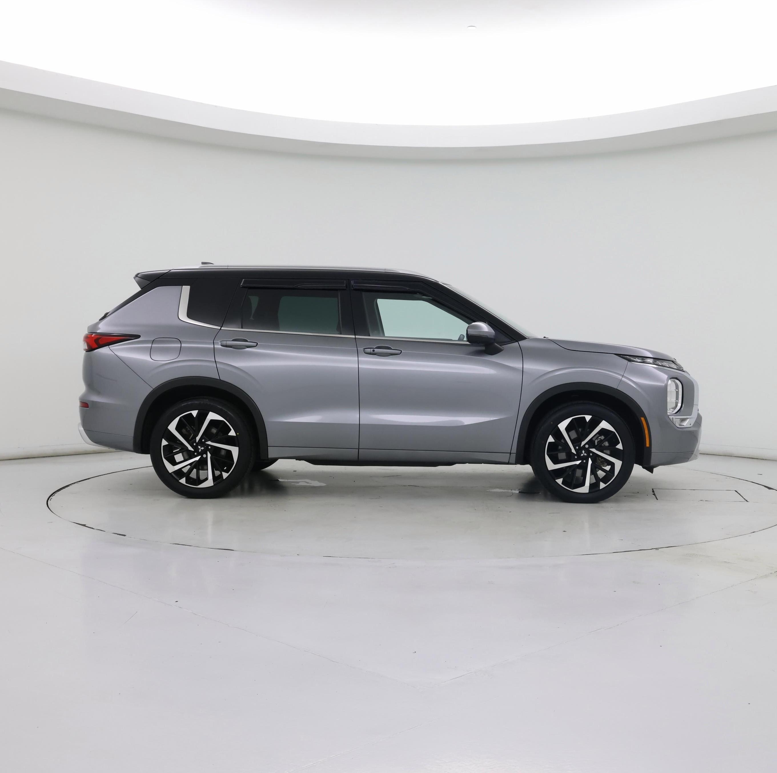Thumbnail: 2023 Mitsubishi Outlander - 7
