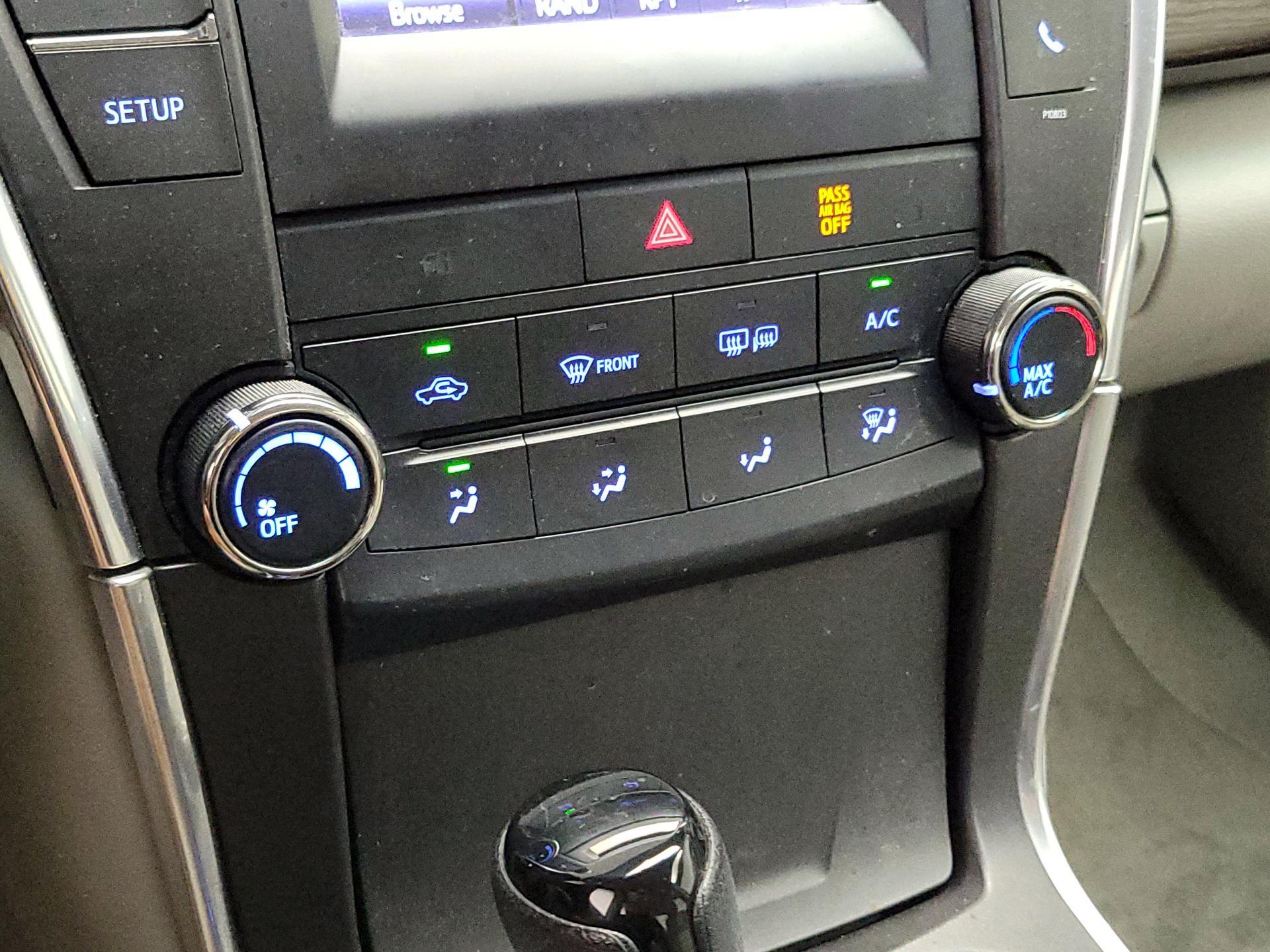 Thumbnail: 2015 Toyota Camry - 16