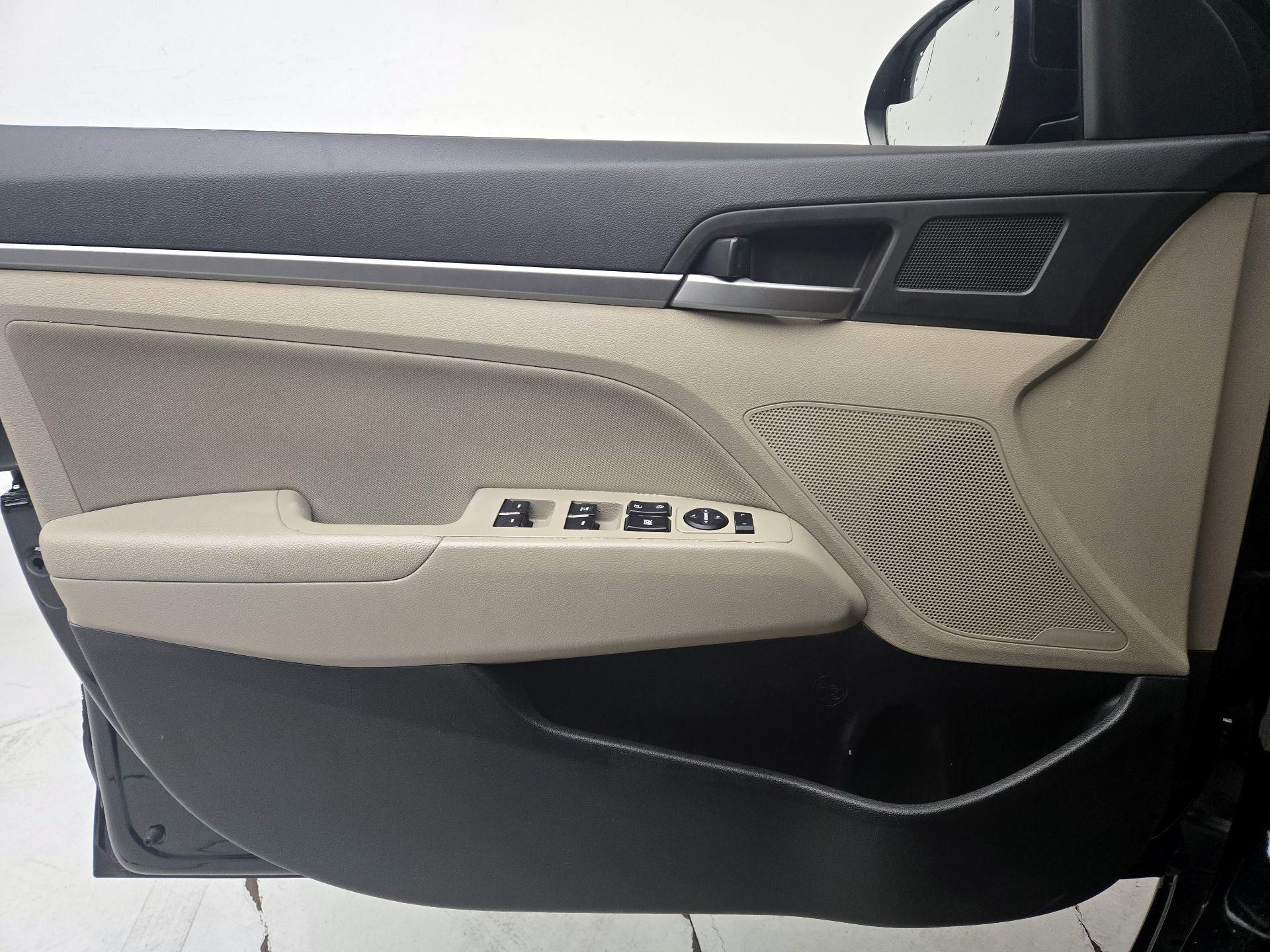 Thumbnail: 2017 Hyundai Elantra - 12