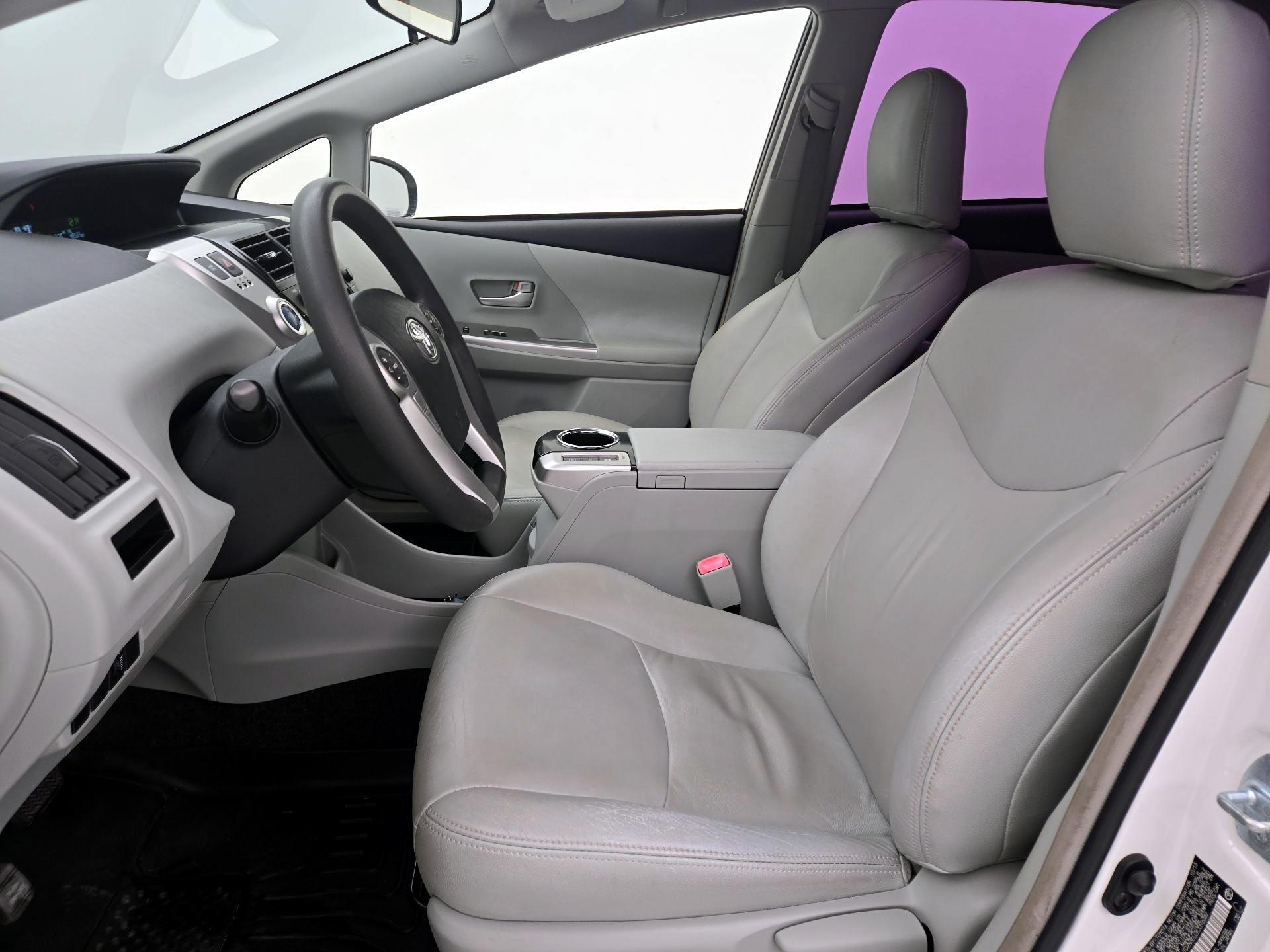 Thumbnail: 2014 Toyota Prius v - 11