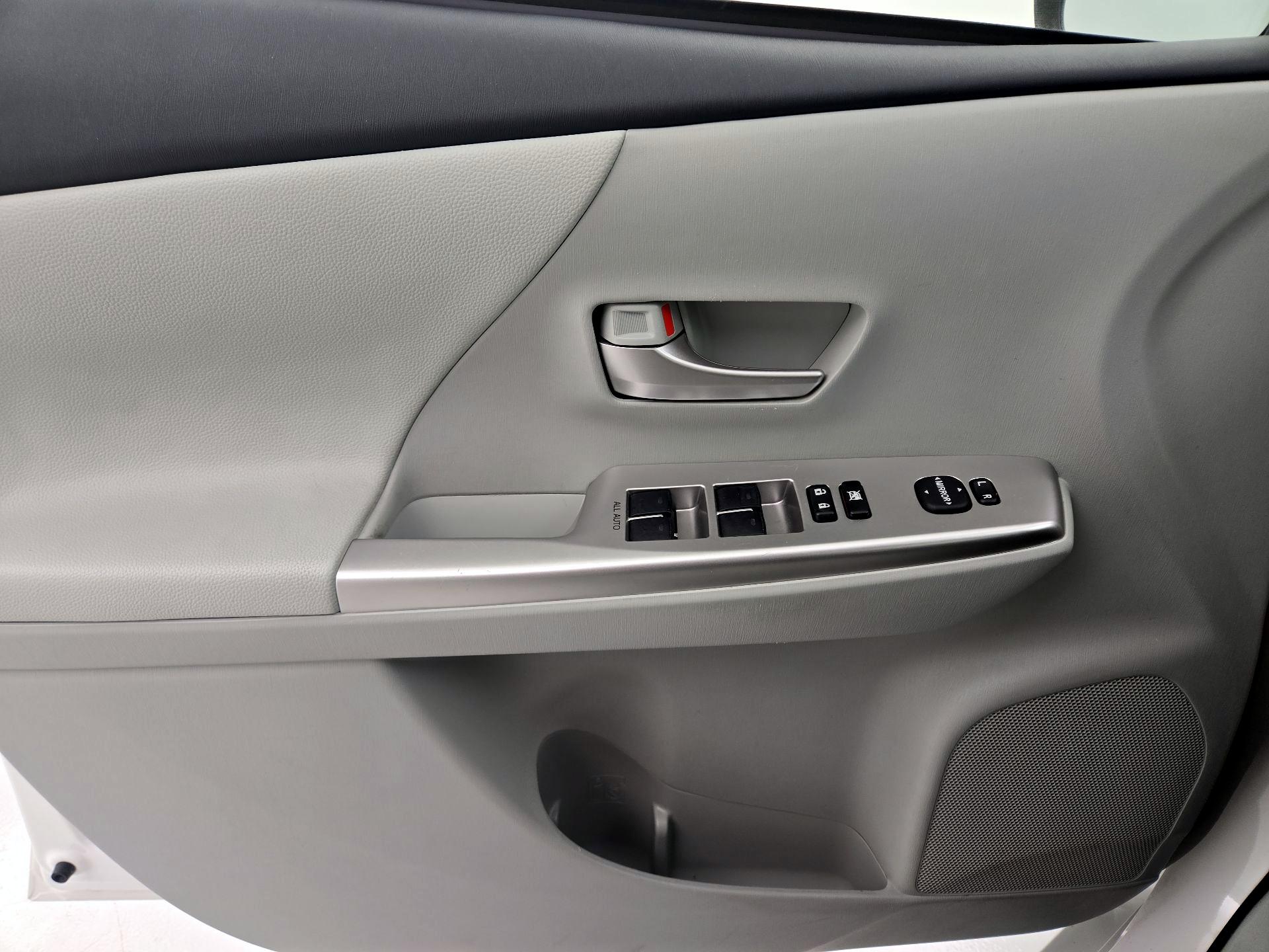 Thumbnail: 2014 Toyota Prius v - 12