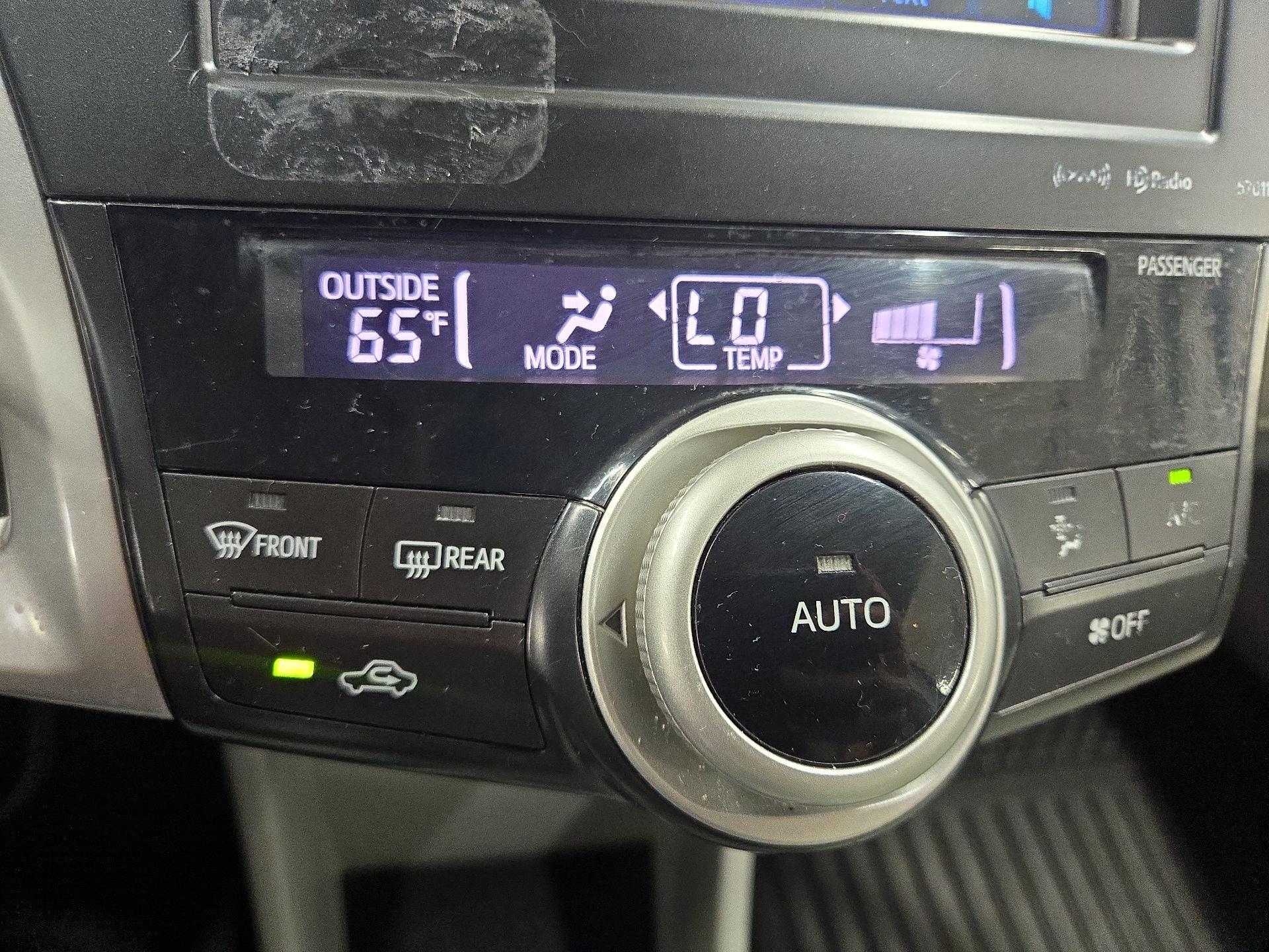 Thumbnail: 2014 Toyota Prius v - 16
