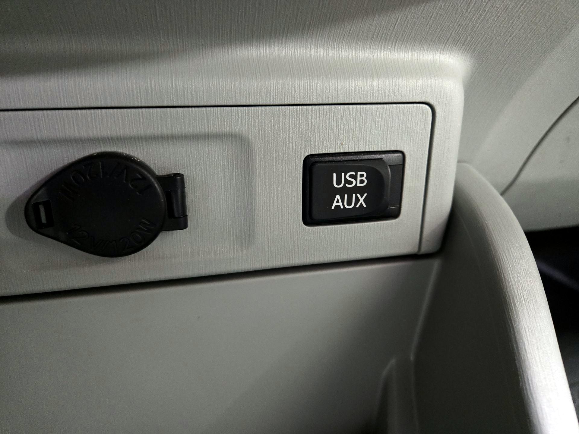 Thumbnail: 2014 Toyota Prius v - 18
