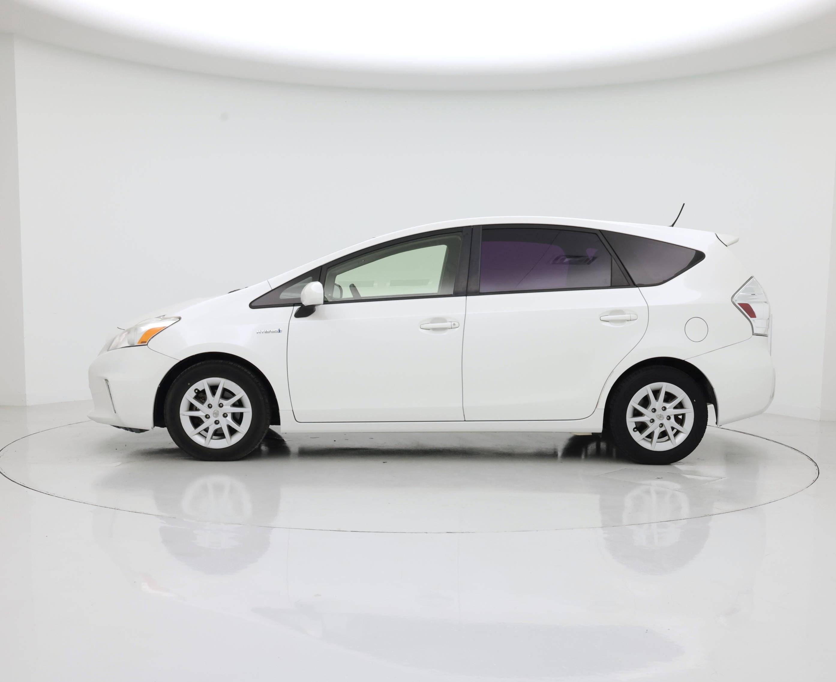 Thumbnail: 2014 Toyota Prius v - 3