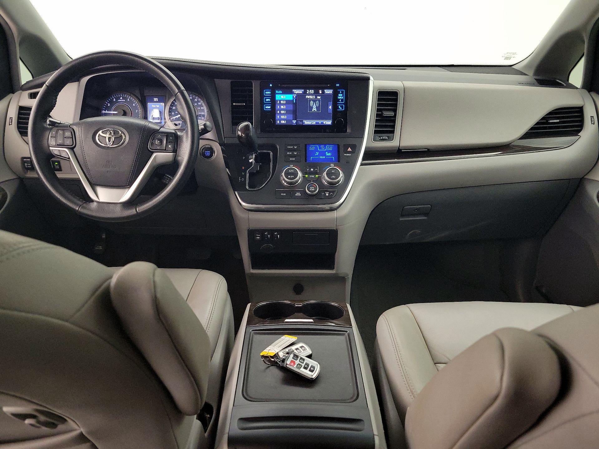 Thumbnail: 2017 Toyota Sienna - 9