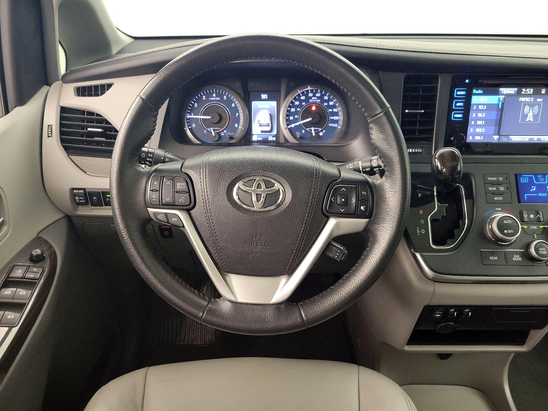 Thumbnail: 2017 Toyota Sienna - 10