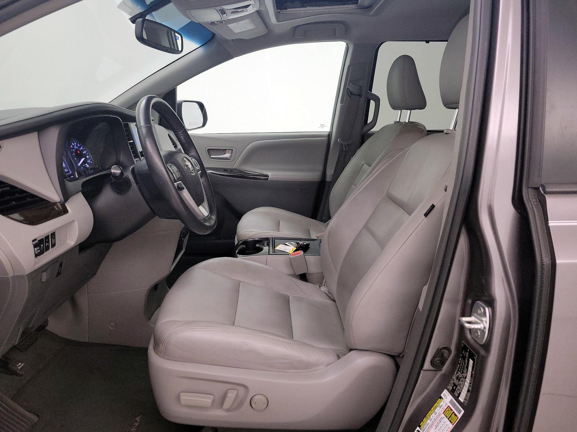 Thumbnail: 2017 Toyota Sienna - 11