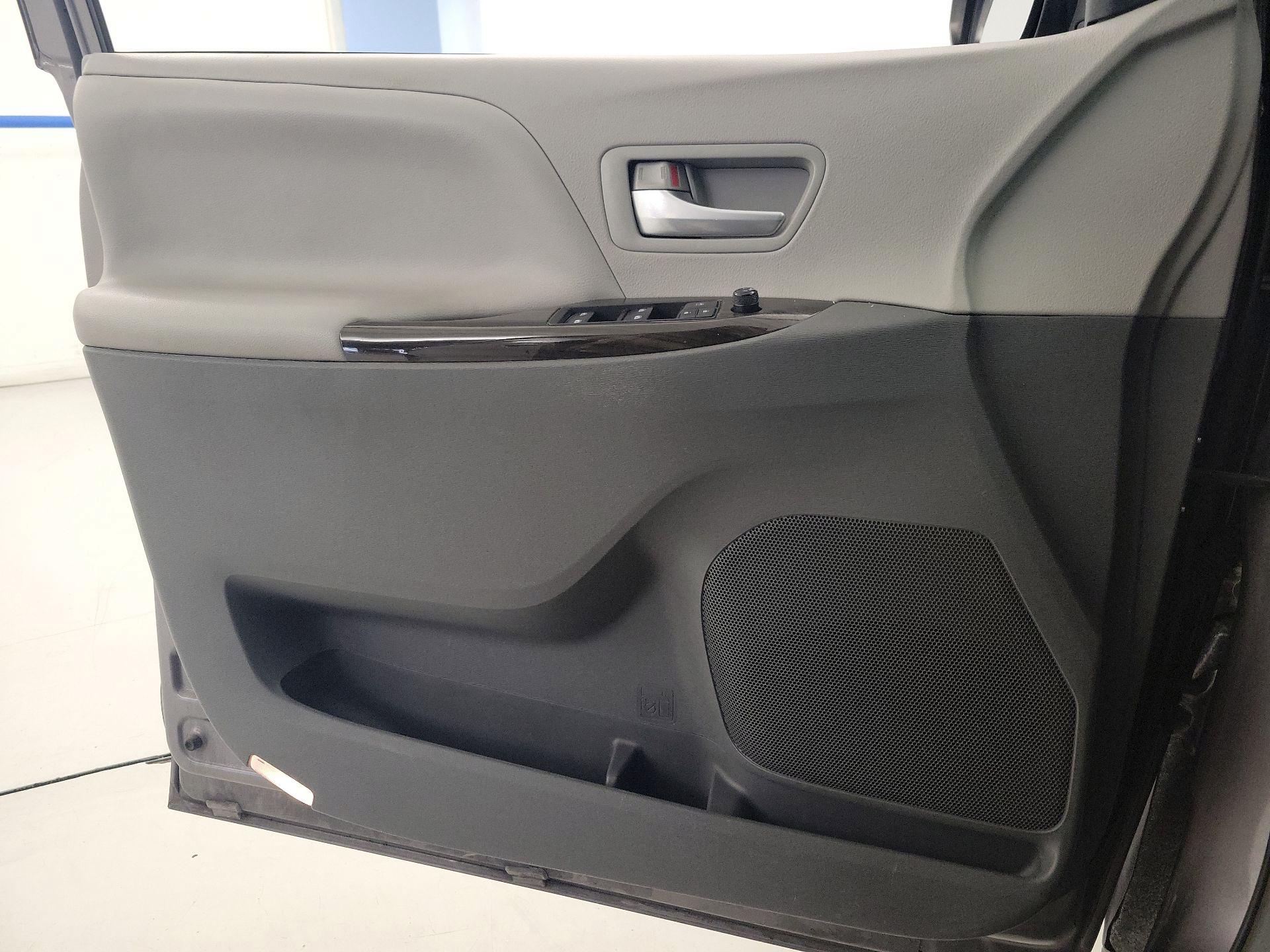 Thumbnail: 2017 Toyota Sienna - 12