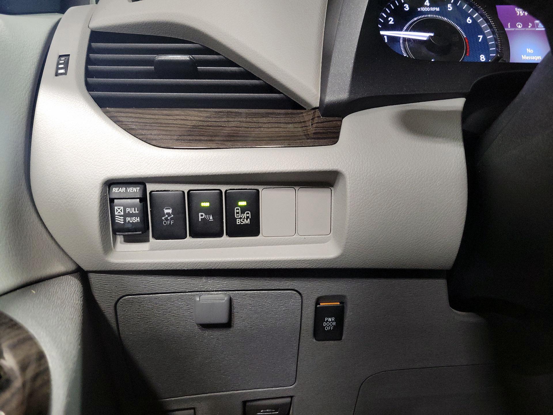 Thumbnail: 2017 Toyota Sienna - 13