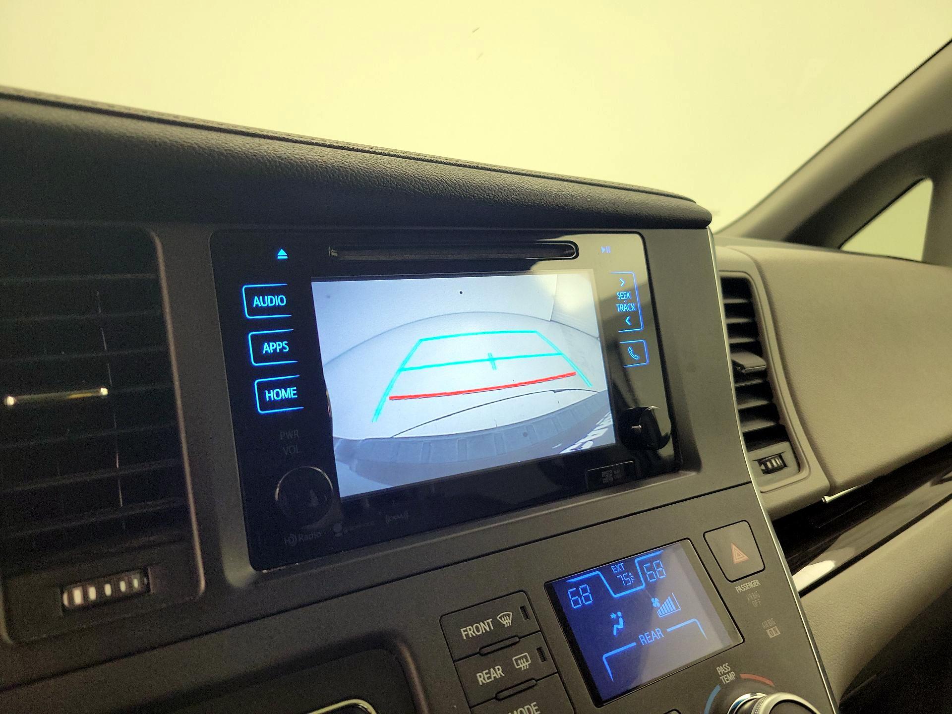 Thumbnail: 2017 Toyota Sienna - 14