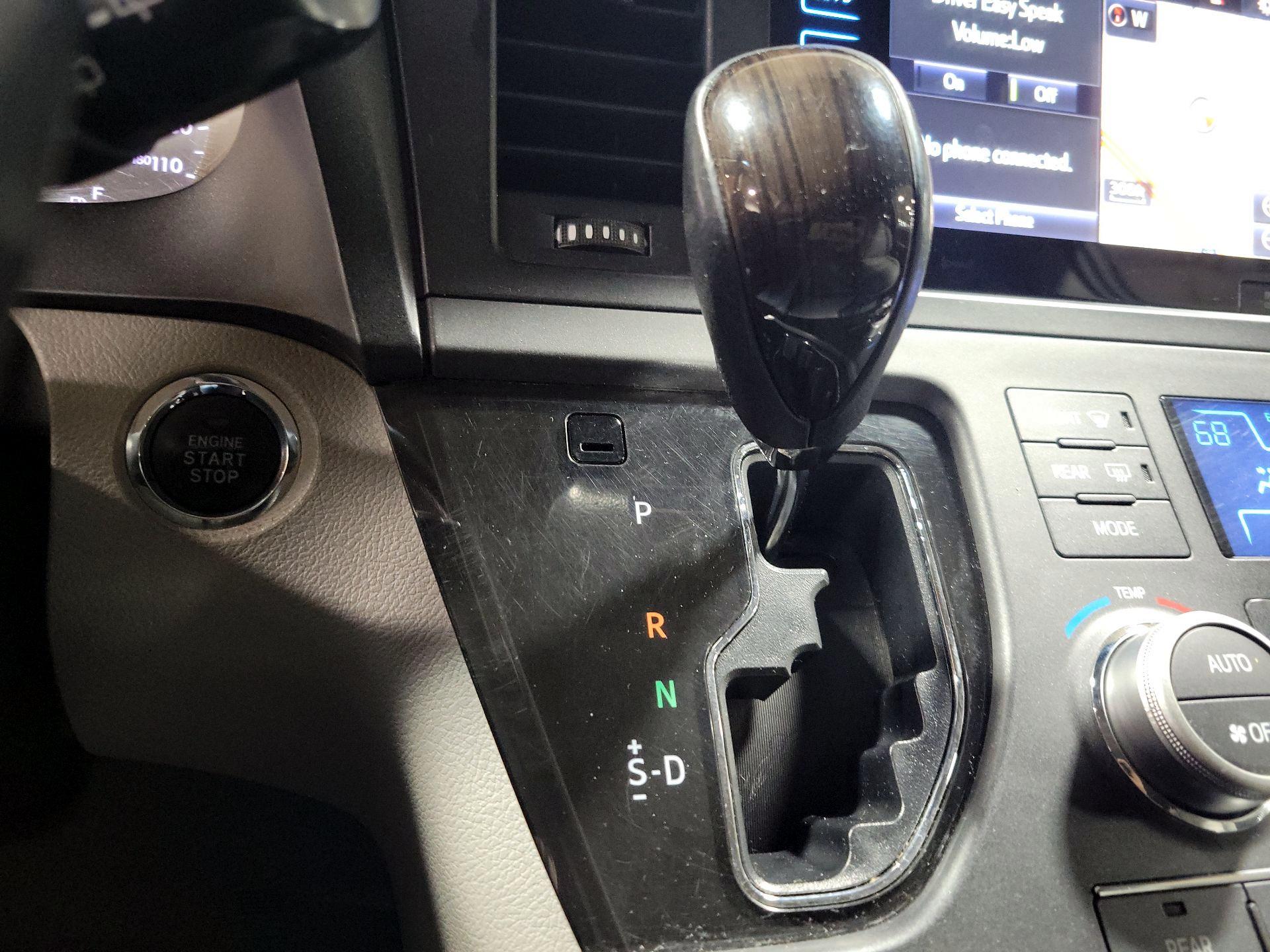 Thumbnail: 2017 Toyota Sienna - 17