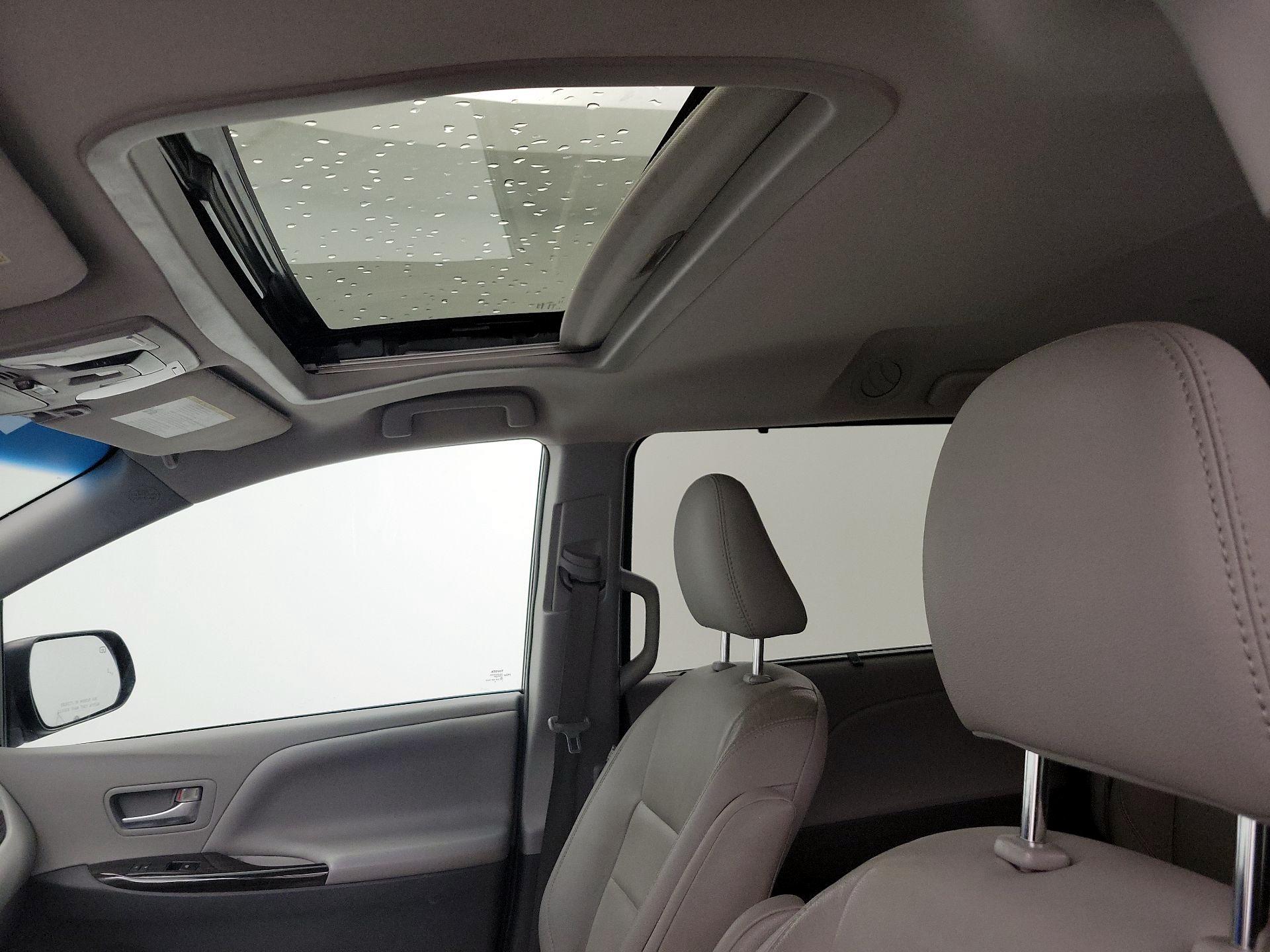 Thumbnail: 2017 Toyota Sienna - 18