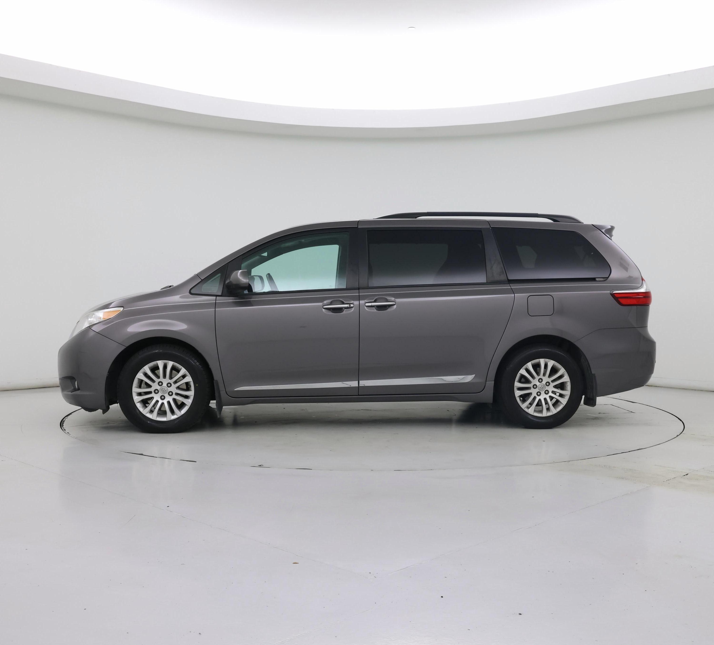 Thumbnail: 2017 Toyota Sienna - 3