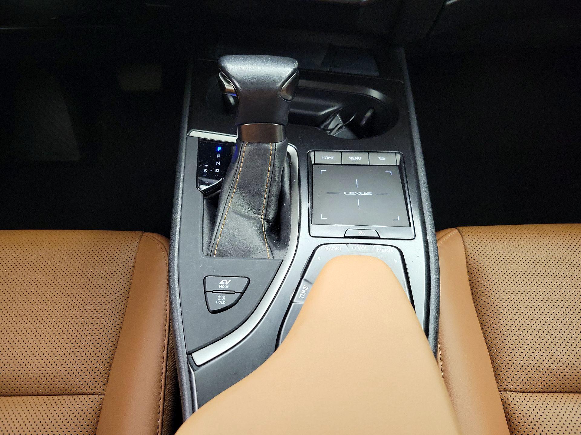 Thumbnail: 2020 Lexus UX - 17
